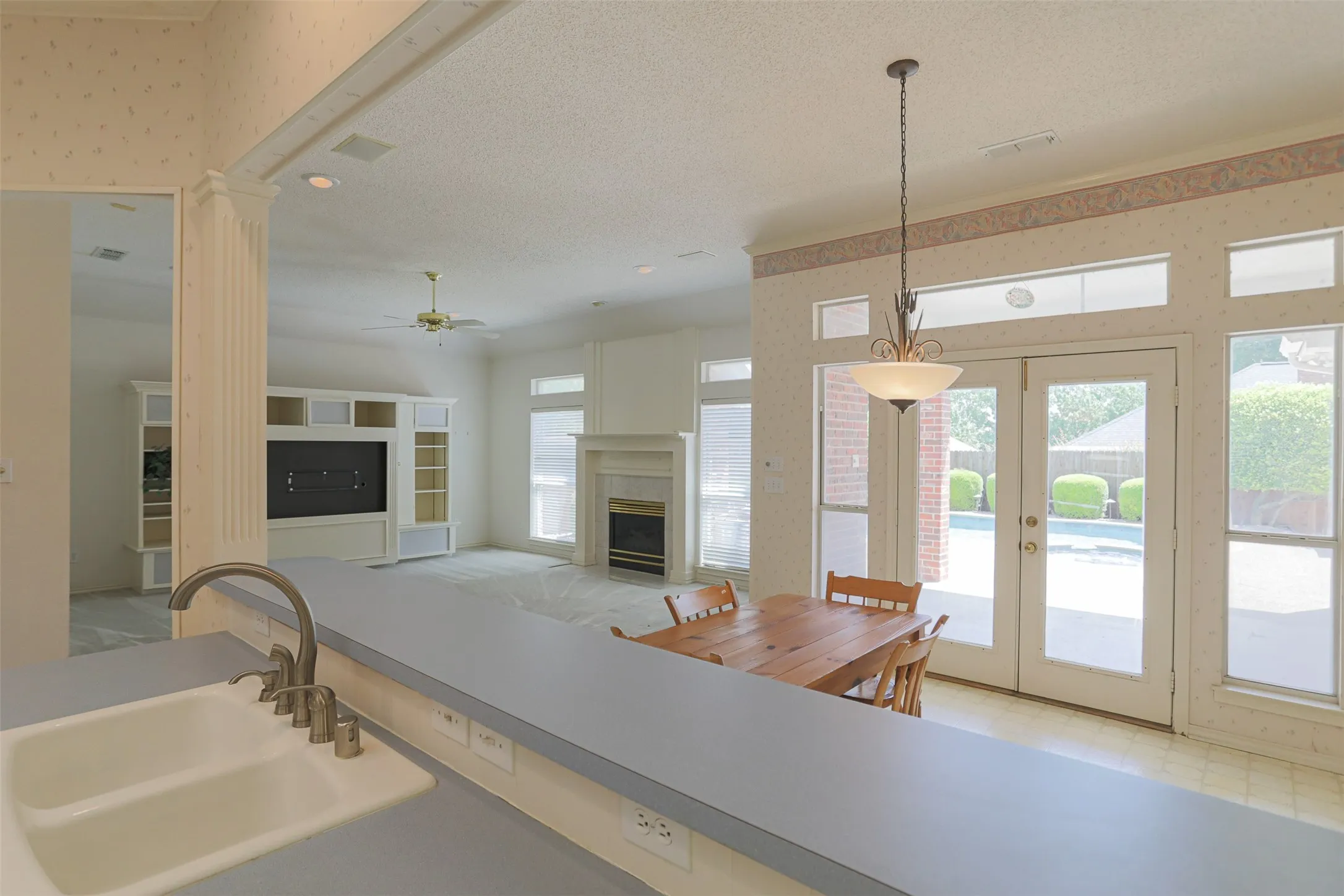 Single Family Residence For Sale in Tarrant County , 7005 Meadowside Road S, Fort Worth, Texas 76132, 3 Bedroom, 3 Bathroom, 2 Garage spaces, 2,381 Sqft, built in 1995, mls#21286216, Real Estate Agent in Fort Worth, Homes For Sale in Tarrant county, Homes For Sale in Fort Worth, Realtor in Fort Worth Texas, Real Estate Brokerage Independent Realty Texas, Luminita Cordes Realtor