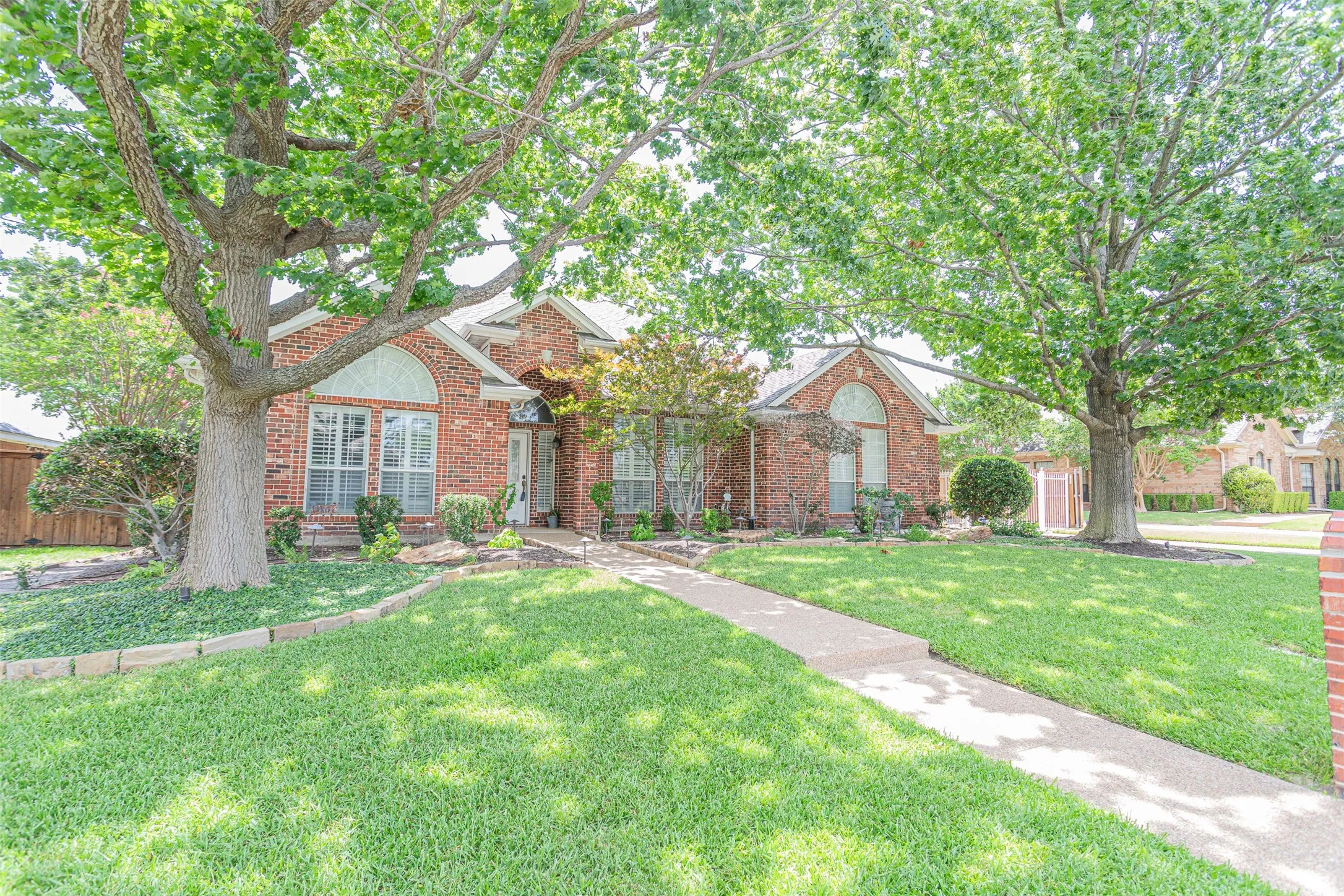Single Family Residence For Sale in Tarrant County , 7005 Meadowside Road S, Fort Worth, Texas 76132, 3 Bedroom, 3 Bathroom, 2 Garage spaces, 2,381 Sqft, built in 1995, mls#21286216, Real Estate Agent in Fort Worth, Homes For Sale in Tarrant county, Homes For Sale in Fort Worth, Realtor in Fort Worth Texas, Real Estate Brokerage Independent Realty Texas, Luminita Cordes Realtor