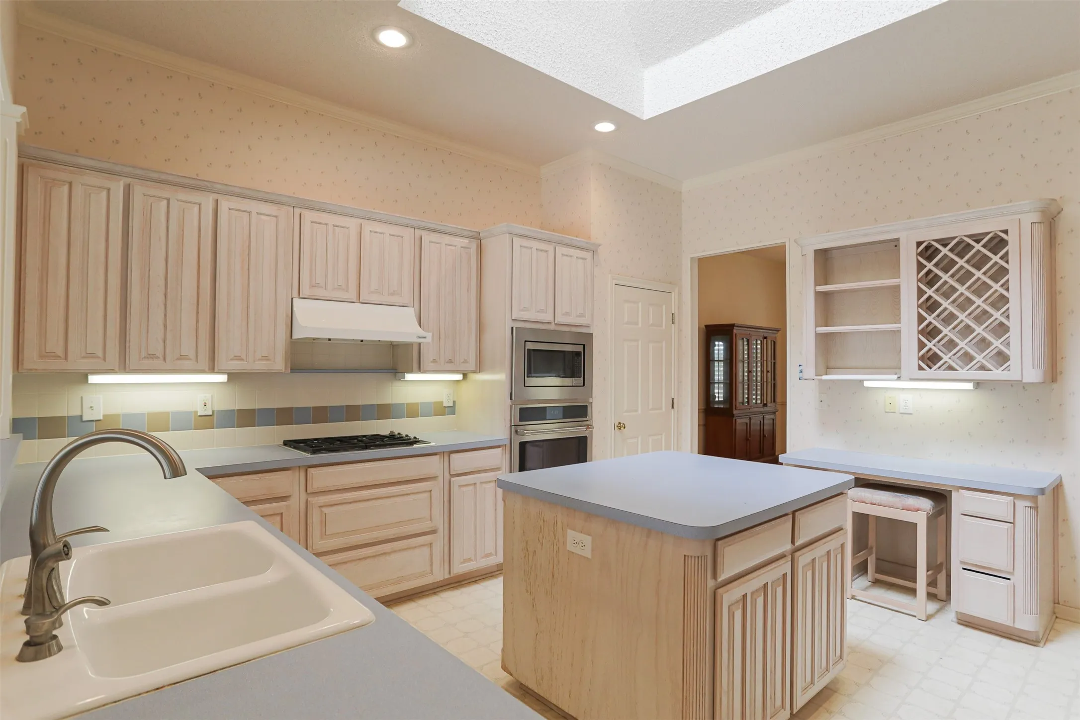 Single Family Residence For Sale in Tarrant County , 7005 Meadowside Road S, Fort Worth, Texas 76132, 3 Bedroom, 3 Bathroom, 2 Garage spaces, 2,381 Sqft, built in 1995, mls#21286216, Real Estate Agent in Fort Worth, Homes For Sale in Tarrant county, Homes For Sale in Fort Worth, Realtor in Fort Worth Texas, Real Estate Brokerage Independent Realty Texas, Luminita Cordes Realtor