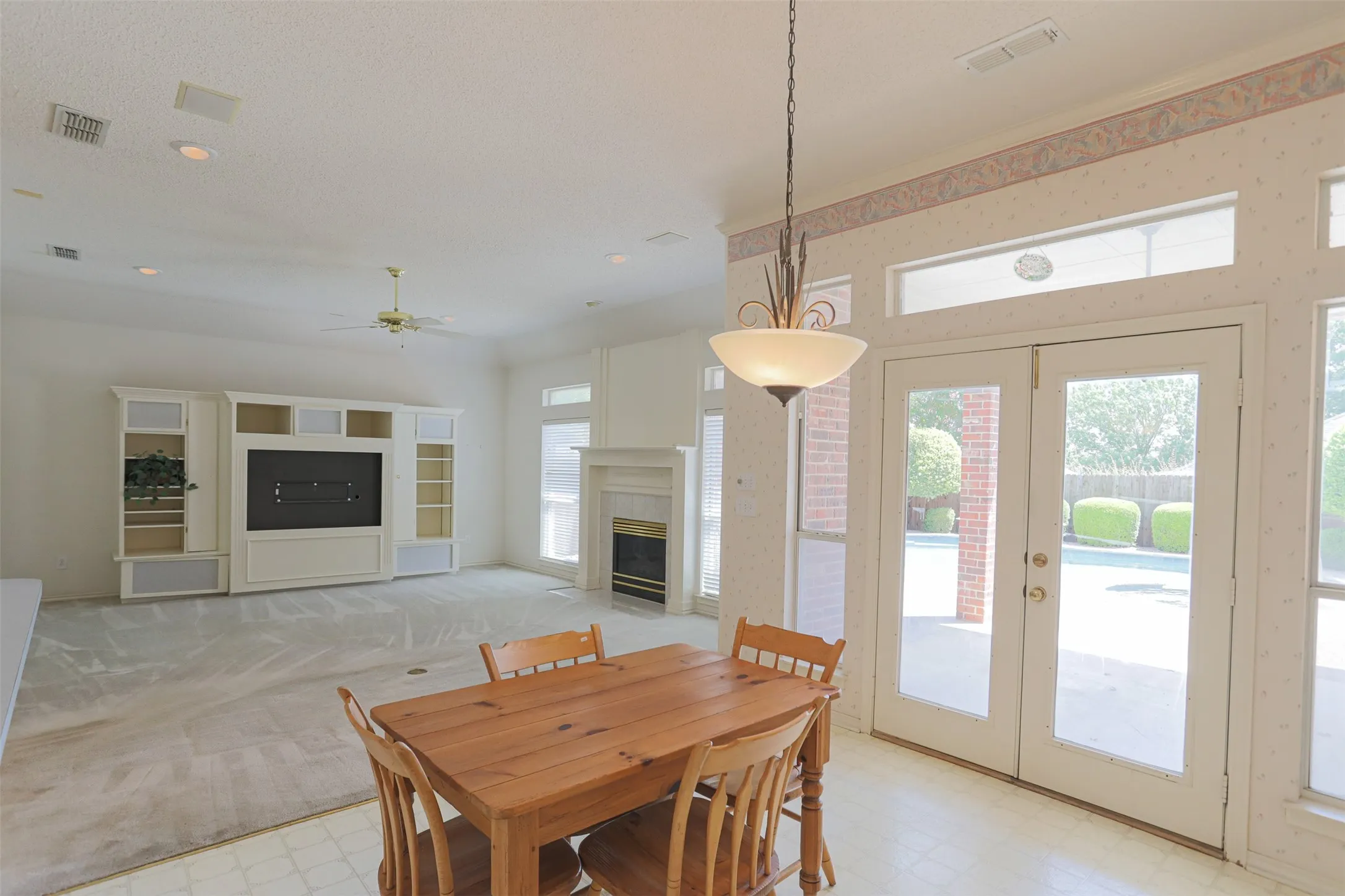 Single Family Residence For Sale in Tarrant County , 7005 Meadowside Road S, Fort Worth, Texas 76132, 3 Bedroom, 3 Bathroom, 2 Garage spaces, 2,381 Sqft, built in 1995, mls#21286216, Real Estate Agent in Fort Worth, Homes For Sale in Tarrant county, Homes For Sale in Fort Worth, Realtor in Fort Worth Texas, Real Estate Brokerage Independent Realty Texas, Luminita Cordes Realtor
