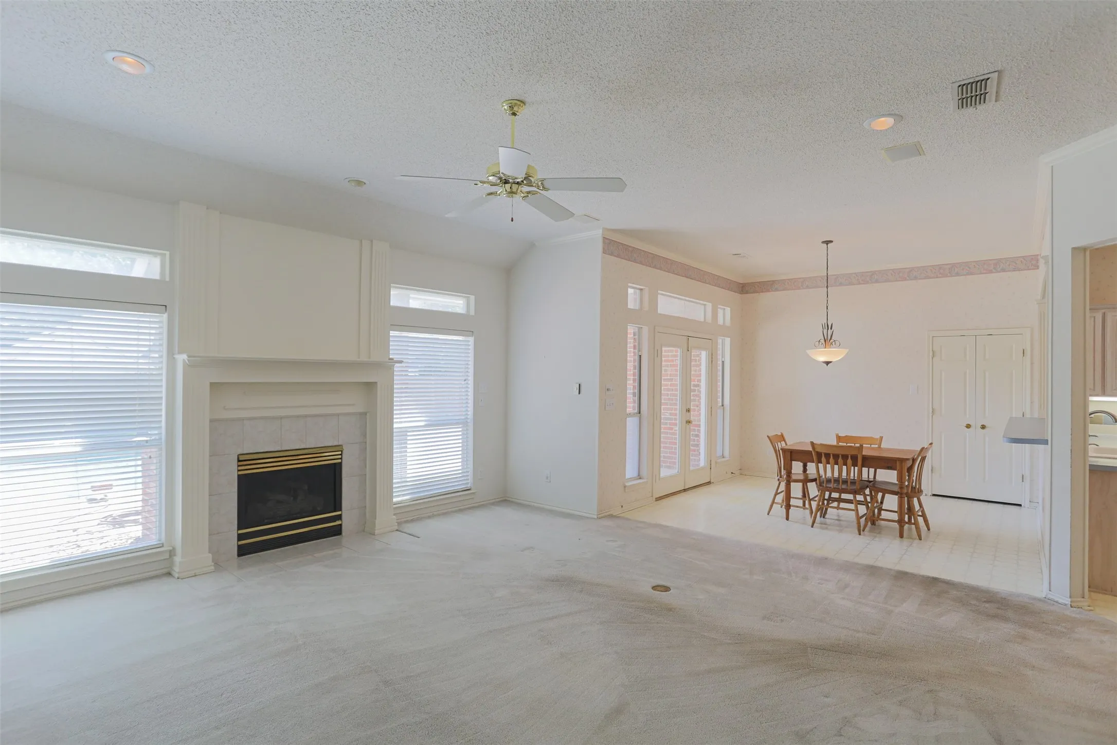 Single Family Residence For Sale in Tarrant County , 7005 Meadowside Road S, Fort Worth, Texas 76132, 3 Bedroom, 3 Bathroom, 2 Garage spaces, 2,381 Sqft, built in 1995, mls#21286216, Real Estate Agent in Fort Worth, Homes For Sale in Tarrant county, Homes For Sale in Fort Worth, Realtor in Fort Worth Texas, Real Estate Brokerage Independent Realty Texas, Luminita Cordes Realtor