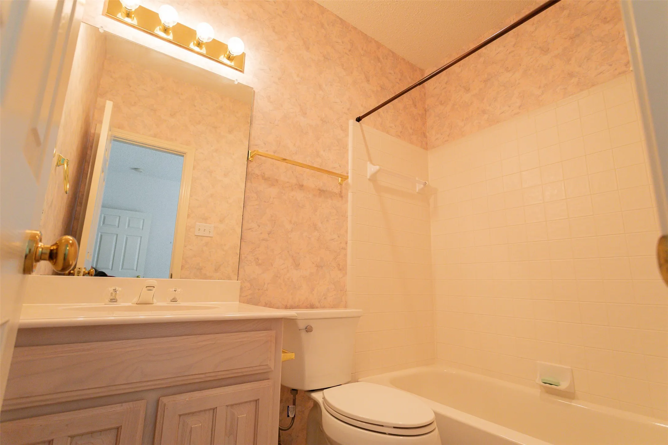 Single Family Residence For Sale in Tarrant County , 7005 Meadowside Road S, Fort Worth, Texas 76132, 3 Bedroom, 3 Bathroom, 2 Garage spaces, 2,381 Sqft, built in 1995, mls#21286216, Real Estate Agent in Fort Worth, Homes For Sale in Tarrant county, Homes For Sale in Fort Worth, Realtor in Fort Worth Texas, Real Estate Brokerage Independent Realty Texas, Luminita Cordes Realtor