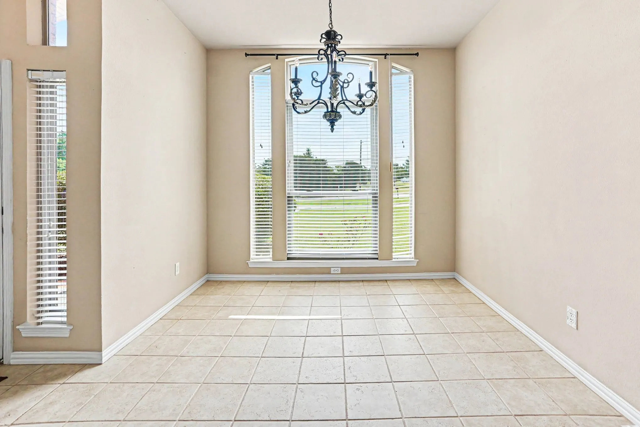 Single Family Residence For Sale in Ellis County , 3951 Joe Wilson Road, Midlothian, Texas 76065, 3 Bedrooms, 3 Bathrooms, 2 Garage spaces, 2,466 Sqft, built in 2000, Price $545,000, mls#21284032, Real Estate Agent in Midlothian, Homes For Sale in Ellis county, Homes For Sale in Midlothian, Realtor in Midlothian Texas, Real Estate Brokerage Independent Realty Texas, Luminita Cordes Realtor