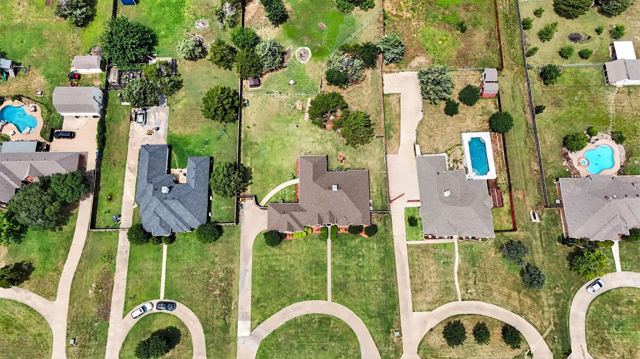 Single Family Residence For Sale in Ellis County , 3951 Joe Wilson Road, Midlothian, Texas 76065, 3 Bedrooms, 3 Bathrooms, 2 Garage spaces, 2,466 Sqft, built in 2000, Price $545,000, mls#21284032, Real Estate Agent in Midlothian, Homes For Sale in Ellis county, Homes For Sale in Midlothian, Realtor in Midlothian Texas, Real Estate Brokerage Independent Realty Texas, Luminita Cordes Realtor