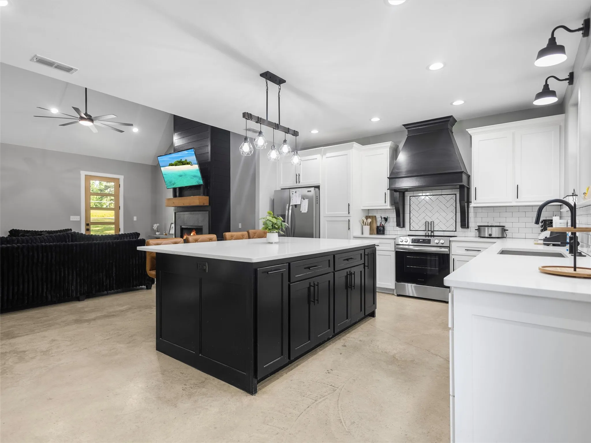 Single Family Residence For Sale in Upshur County , 1562 N Willow Oak Road, Gladewater, Texas 75647, 3 Bedrooms, 2 Bathrooms, 2 Garage spaces, 1,749 Sqft, built in 2024, Price $399,900, mls#21286247, Real Estate Agent in Gladewater, Homes For Sale in Upshur county, Homes For Sale in Gladewater, Realtor in Gladewater Texas, Real Estate Brokerage Independent Realty Texas, Luminita Cordes Realtor