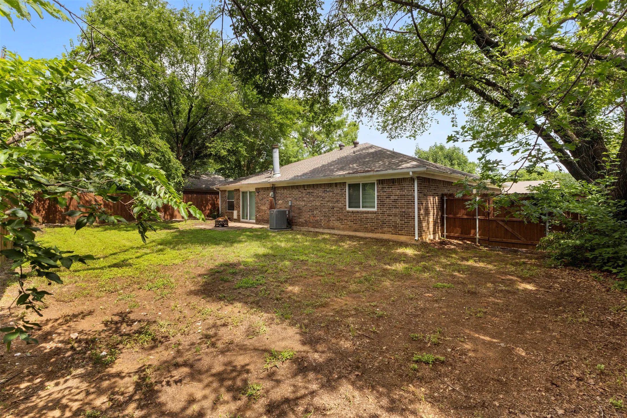 Single Family Residence For Sale in Tarrant County , 4108 Cypress Springs Drive, Arlington, Texas 76001, 3 Bedroom, 2 Bathroom, 2 Garage spaces, 1,710 Sqft, built in 1983, mls#21286231, Real Estate Agent in Arlington, Homes For Sale in Tarrant county, Homes For Sale in Arlington, Realtor in Arlington Texas, Real Estate Brokerage Independent Realty Texas, Luminita Cordes Realtor