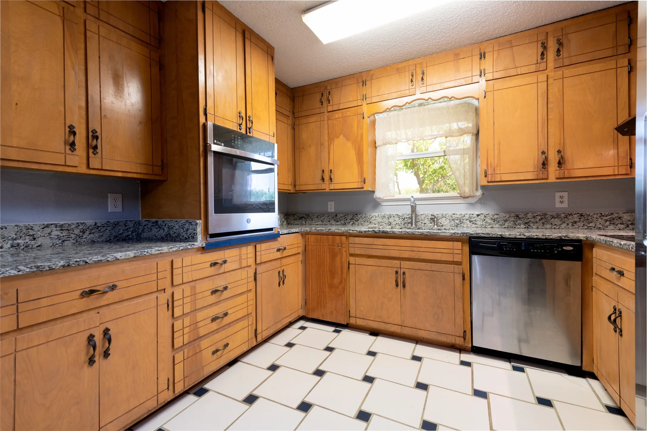 Single Family Residence For Sale in Taylor County , 1033 Wolfe Road A, Abilene, Texas 79602, 3 Bedroom, 2 Bathroom, 2 Garage spaces, 1,926 Sqft, built in 1983, mls#21285809, Real Estate Agent in Abilene, Homes For Sale in Taylor county, Homes For Sale in Abilene, Realtor in Abilene Texas, Real Estate Brokerage Independent Realty Texas, Luminita Cordes Realtor