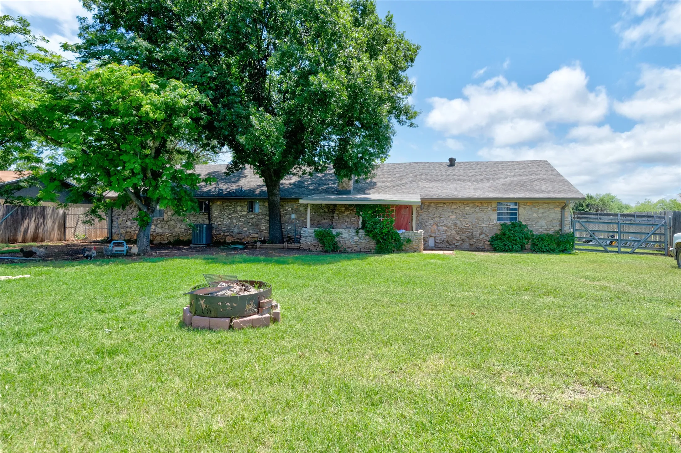 Single Family Residence For Sale in Taylor County , 1033 Wolfe Road A, Abilene, Texas 79602, 3 Bedroom, 2 Bathroom, 2 Garage spaces, 1,926 Sqft, built in 1983, mls#21285809, Real Estate Agent in Abilene, Homes For Sale in Taylor county, Homes For Sale in Abilene, Realtor in Abilene Texas, Real Estate Brokerage Independent Realty Texas, Luminita Cordes Realtor