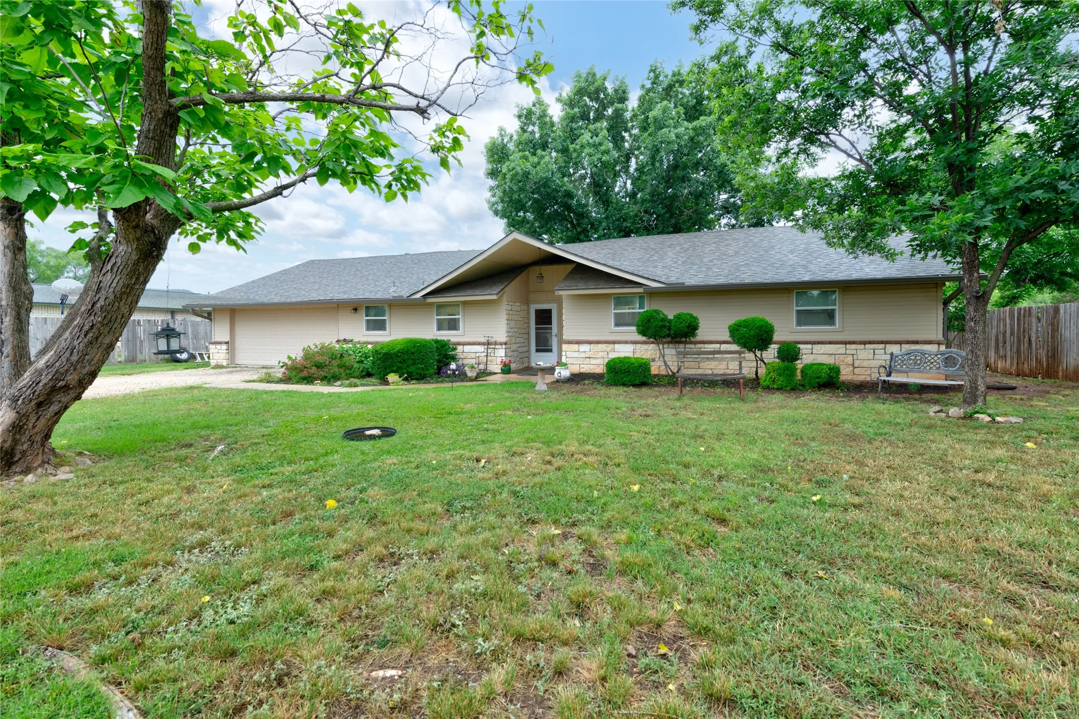 Single Family Residence For Sale in Taylor County , 1033 Wolfe Road A, Abilene, Texas 79602, 3 Bedroom, 2 Bathroom, 2 Garage spaces, 1,926 Sqft, built in 1983, mls#21285809, Real Estate Agent in Abilene, Homes For Sale in Taylor county, Homes For Sale in Abilene, Realtor in Abilene Texas, Real Estate Brokerage Independent Realty Texas, Luminita Cordes Realtor