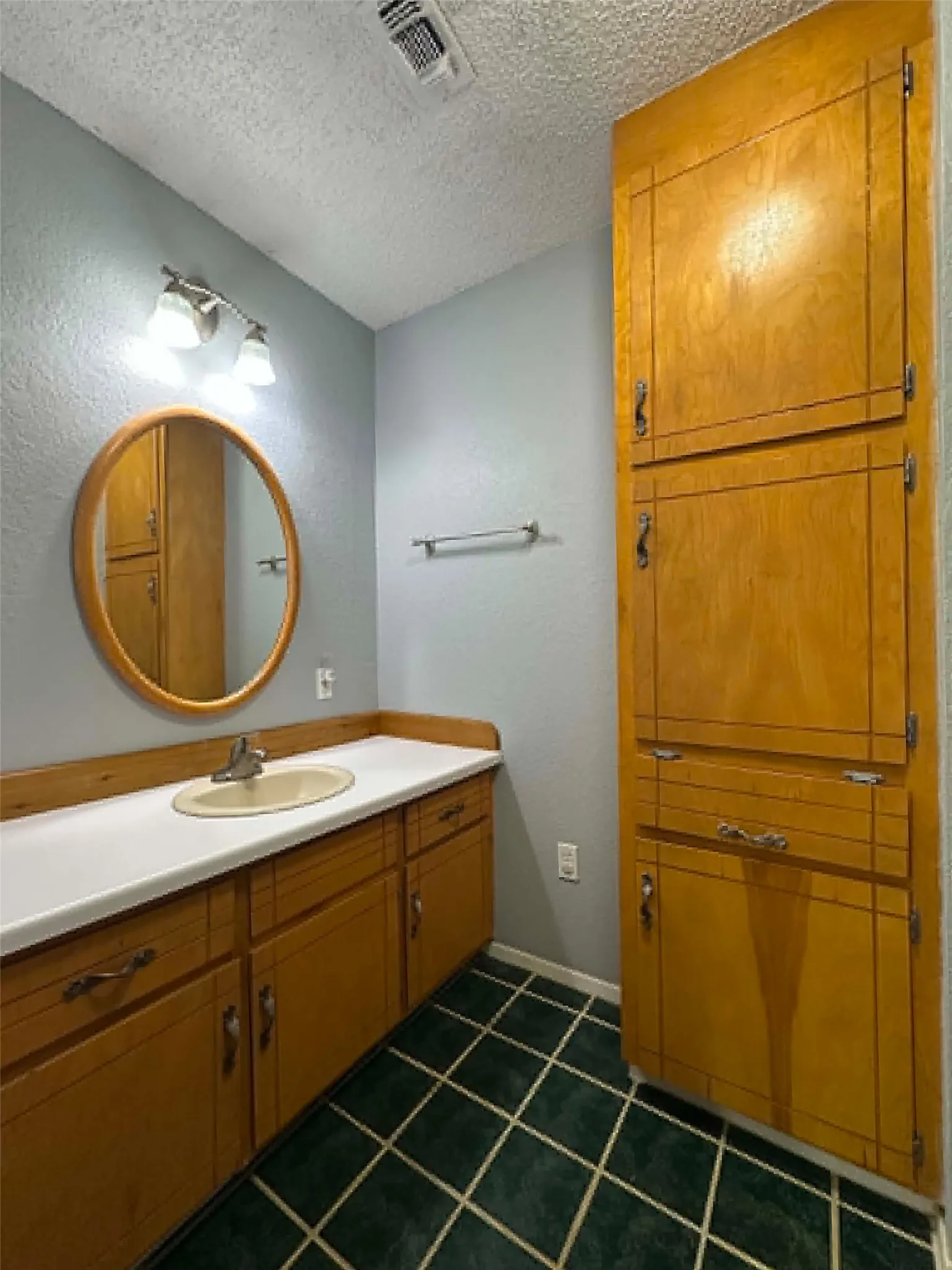 Single Family Residence For Sale in Taylor County , 1033 Wolfe Road A, Abilene, Texas 79602, 3 Bedroom, 2 Bathroom, 2 Garage spaces, 1,926 Sqft, built in 1983, mls#21285809, Real Estate Agent in Abilene, Homes For Sale in Taylor county, Homes For Sale in Abilene, Realtor in Abilene Texas, Real Estate Brokerage Independent Realty Texas, Luminita Cordes Realtor