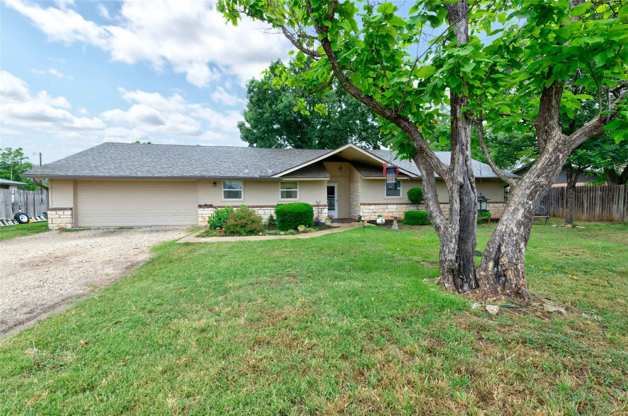 Single Family Residence For Sale in Taylor County , 1033 Wolfe Road A, Abilene, Texas 79602, 3 Bedroom, 2 Bathroom, 2 Garage spaces, 1,926 Sqft, built in 1983, mls#21285809, Real Estate Agent in Abilene, Homes For Sale in Taylor county, Homes For Sale in Abilene, Realtor in Abilene Texas, Real Estate Brokerage Independent Realty Texas, Luminita Cordes Realtor