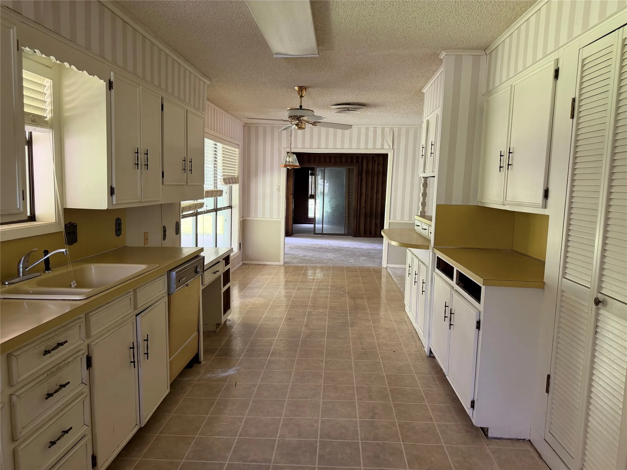 Single Family Residence For Sale in Falls County , 803 Val Verde Place, Marlin, Texas 76661, 3 Bedroom, 2 Bathroom, 2 Garage spaces, 2,371 Sqft, built in 1977, mls#21285820, Real Estate Agent in Marlin, Homes For Sale in Falls county, Homes For Sale in Marlin, Realtor in Marlin Texas, Real Estate Brokerage Independent Realty Texas, Luminita Cordes Realtor
