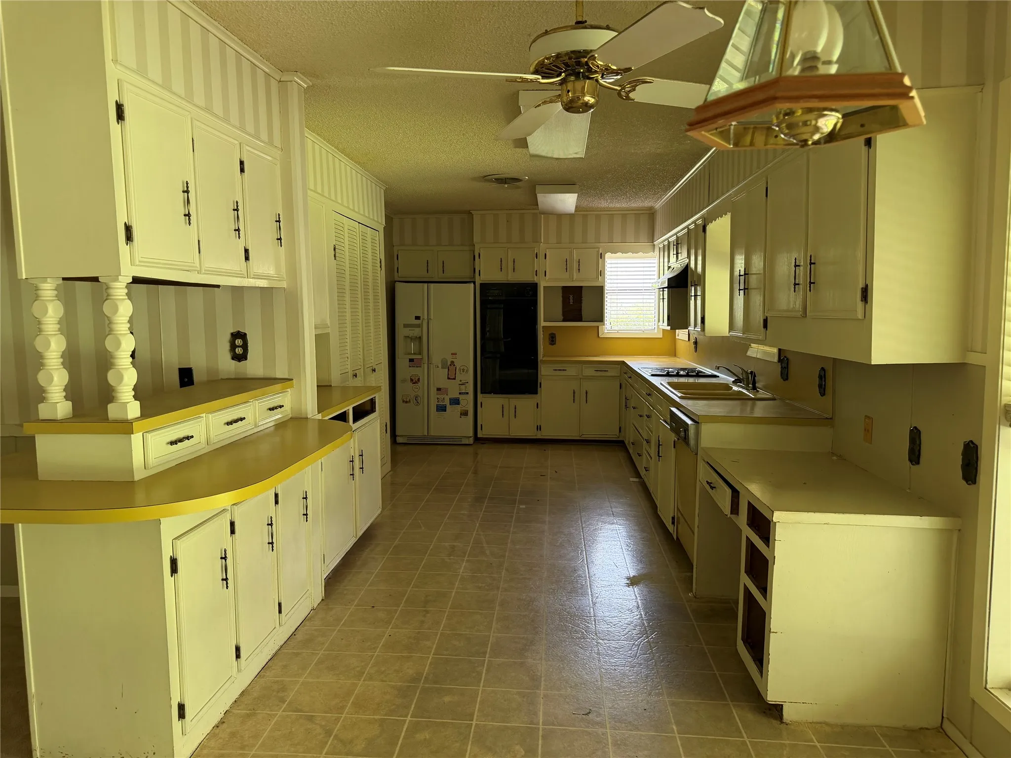 Single Family Residence For Sale in Falls County , 803 Val Verde Place, Marlin, Texas 76661, 3 Bedroom, 2 Bathroom, 2 Garage spaces, 2,371 Sqft, built in 1977, mls#21285820, Real Estate Agent in Marlin, Homes For Sale in Falls county, Homes For Sale in Marlin, Realtor in Marlin Texas, Real Estate Brokerage Independent Realty Texas, Luminita Cordes Realtor