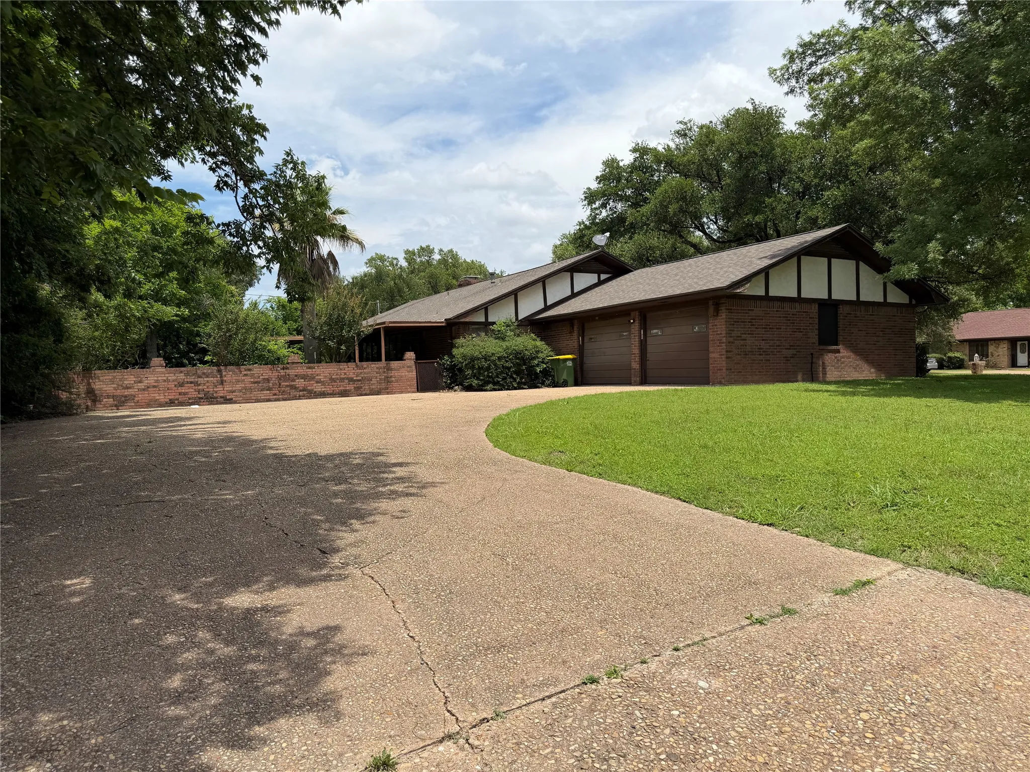 Single Family Residence For Sale in Falls County , 803 Val Verde Place, Marlin, Texas 76661, 3 Bedroom, 2 Bathroom, 2 Garage spaces, 2,371 Sqft, built in 1977, mls#21285820, Real Estate Agent in Marlin, Homes For Sale in Falls county, Homes For Sale in Marlin, Realtor in Marlin Texas, Real Estate Brokerage Independent Realty Texas, Luminita Cordes Realtor