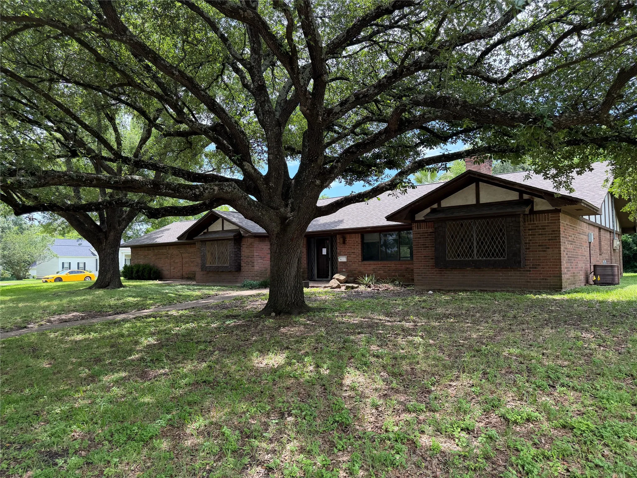 Single Family Residence For Sale in Falls County , 803 Val Verde Place, Marlin, Texas 76661, 3 Bedroom, 2 Bathroom, 2 Garage spaces, 2,371 Sqft, built in 1977, mls#21285820, Real Estate Agent in Marlin, Homes For Sale in Falls county, Homes For Sale in Marlin, Realtor in Marlin Texas, Real Estate Brokerage Independent Realty Texas, Luminita Cordes Realtor