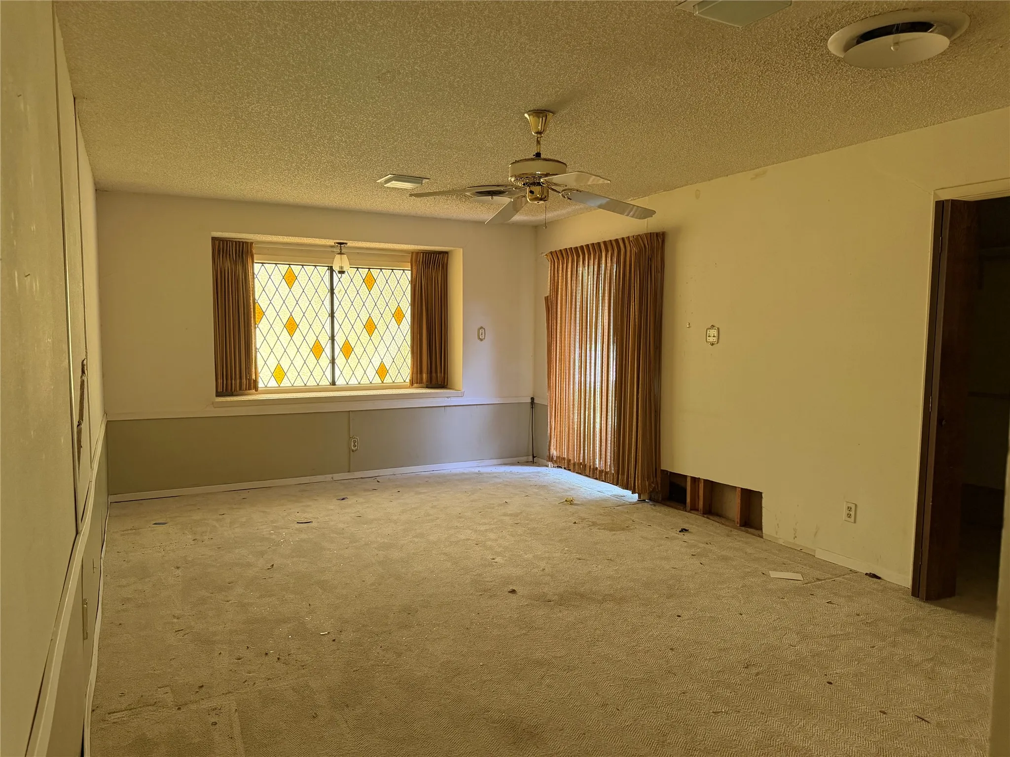 Single Family Residence For Sale in Falls County , 803 Val Verde Place, Marlin, Texas 76661, 3 Bedroom, 2 Bathroom, 2 Garage spaces, 2,371 Sqft, built in 1977, mls#21285820, Real Estate Agent in Marlin, Homes For Sale in Falls county, Homes For Sale in Marlin, Realtor in Marlin Texas, Real Estate Brokerage Independent Realty Texas, Luminita Cordes Realtor