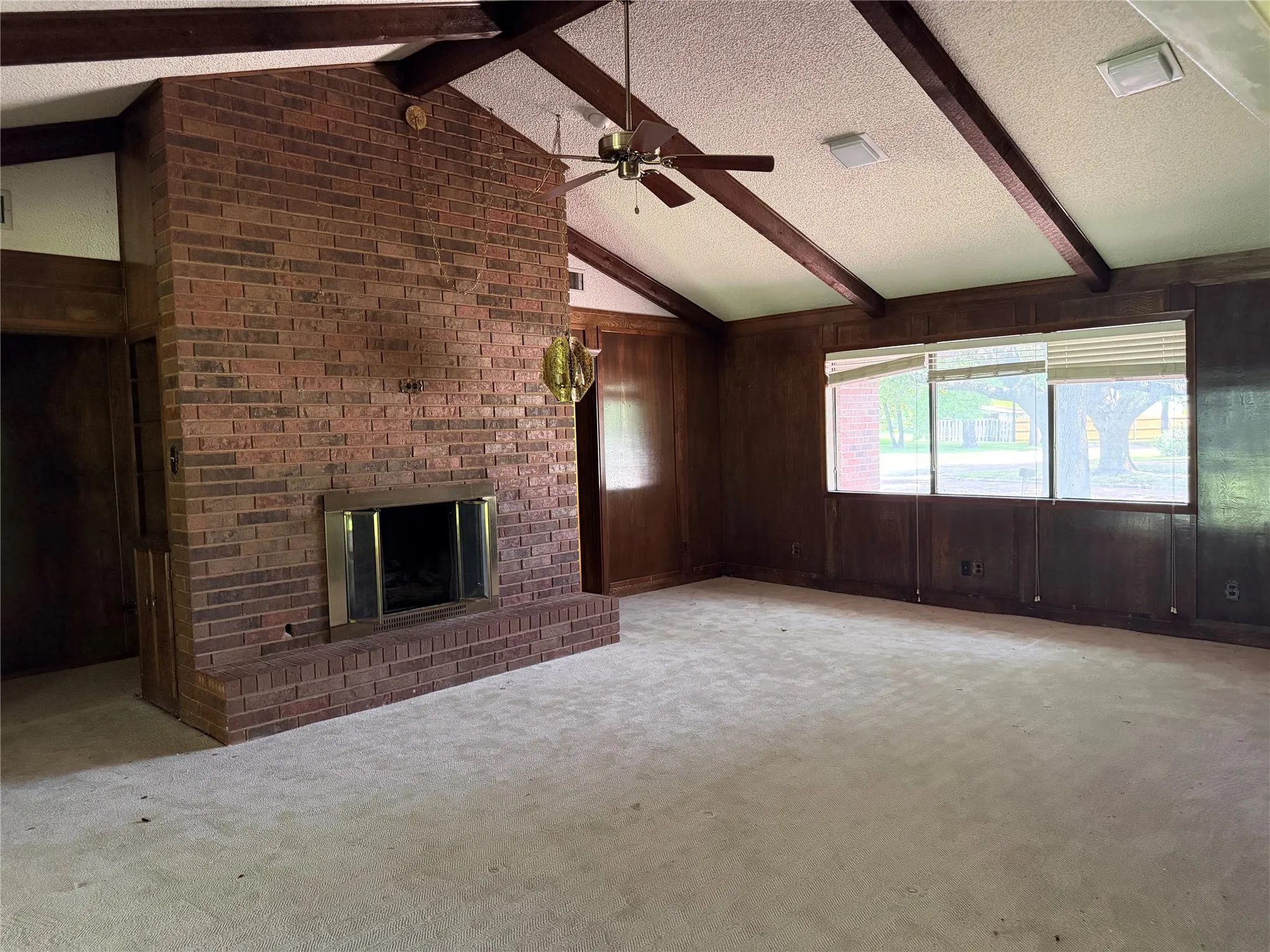 Single Family Residence For Sale in Falls County , 803 Val Verde Place, Marlin, Texas 76661, 3 Bedroom, 2 Bathroom, 2 Garage spaces, 2,371 Sqft, built in 1977, mls#21285820, Real Estate Agent in Marlin, Homes For Sale in Falls county, Homes For Sale in Marlin, Realtor in Marlin Texas, Real Estate Brokerage Independent Realty Texas, Luminita Cordes Realtor