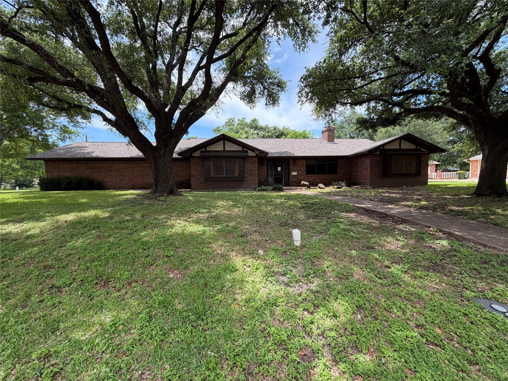 Single Family Residence For Sale in Falls County , 803 Val Verde Place, Marlin, Texas 76661, 3 Bedroom, 2 Bathroom, 2 Garage spaces, 2,371 Sqft, built in 1977, mls#21285820, Real Estate Agent in Marlin, Homes For Sale in Falls county, Homes For Sale in Marlin, Realtor in Marlin Texas, Real Estate Brokerage Independent Realty Texas, Luminita Cordes Realtor