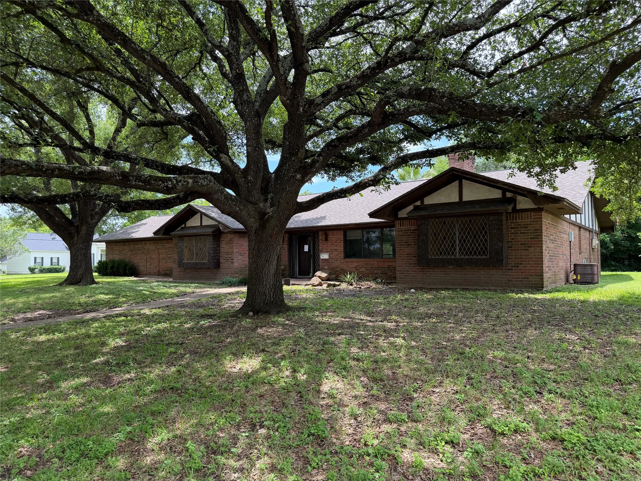 Single Family Residence For Sale in Falls County , 803 Val Verde Place, Marlin, Texas 76661, 3 Bedroom, 2 Bathroom, 2 Garage spaces, 2,371 Sqft, built in 1977, mls#21285820, Real Estate Agent in Marlin, Homes For Sale in Falls county, Homes For Sale in Marlin, Realtor in Marlin Texas, Real Estate Brokerage Independent Realty Texas, Luminita Cordes Realtor