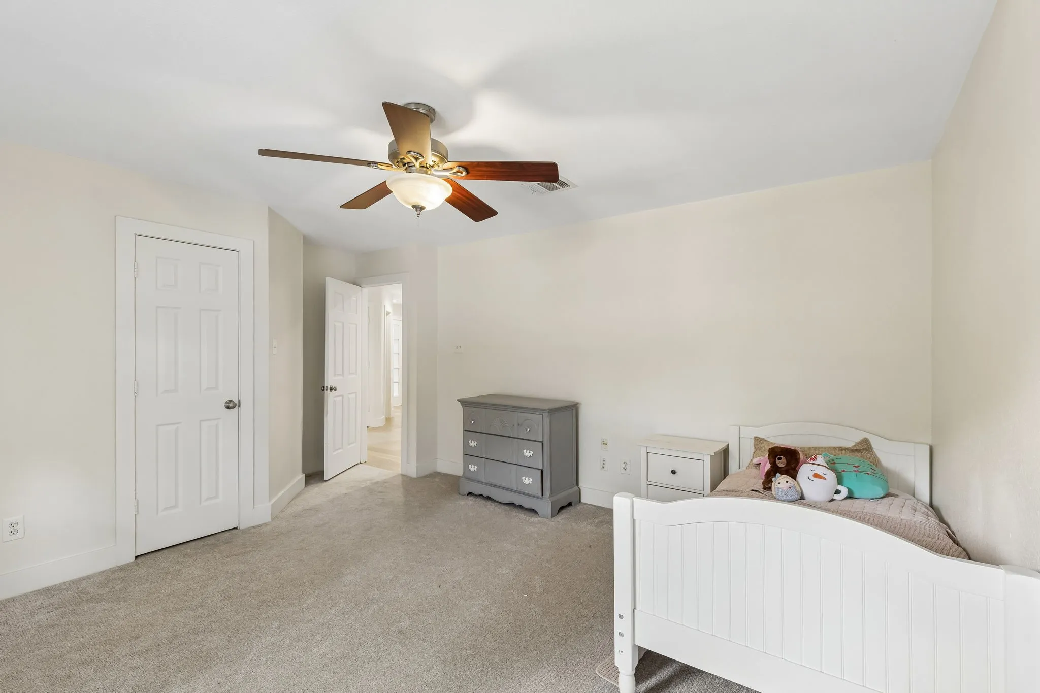 Single Family Residence For Sale in Collin County , 2902 Stonepointe, Mc Kinney, Texas 75072, 4 Bedroom, 3 Bathroom, 2 Garage spaces, 3,086 Sqft, built in 1988, mls#21286106, Real Estate Agent in Mc Kinney, Homes For Sale in Collin county, Homes For Sale in Mc Kinney, Realtor in Mc Kinney Texas, Real Estate Brokerage Independent Realty Texas, Luminita Cordes Realtor