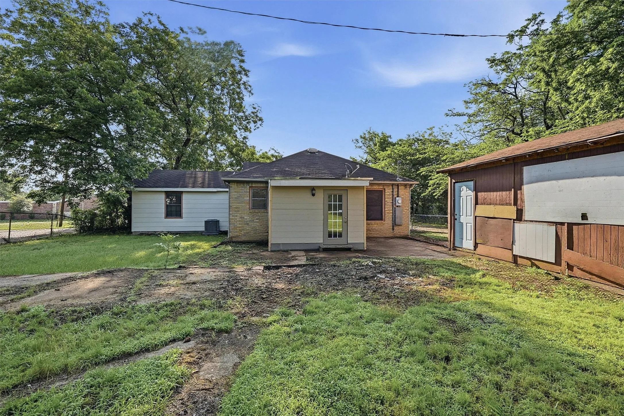 Single Family Residence For Sale in Grayson County , 2912 W Morton Street, Denison, Texas 75020, 3 Bedroom, 2 Bathroom, Garage spaces, 1,754 Sqft, built in 1952, mls#21281857, Real Estate Agent in Denison, Homes For Sale in Grayson county, Homes For Sale in Denison, Realtor in Denison Texas, Real Estate Brokerage Independent Realty Texas, Luminita Cordes Realtor