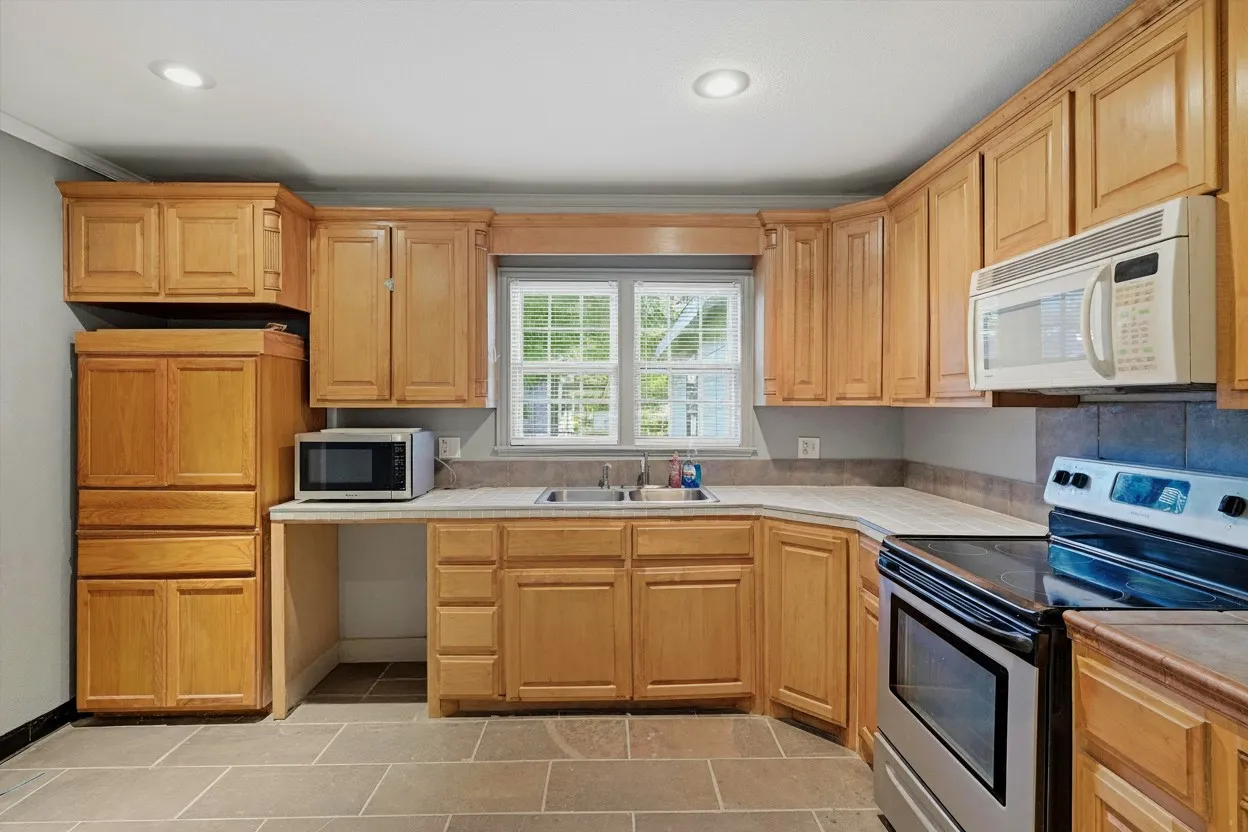 Single Family Residence For Sale in Grayson County , 2912 W Morton Street, Denison, Texas 75020, 3 Bedroom, 2 Bathroom, Garage spaces, 1,754 Sqft, built in 1952, mls#21281857, Real Estate Agent in Denison, Homes For Sale in Grayson county, Homes For Sale in Denison, Realtor in Denison Texas, Real Estate Brokerage Independent Realty Texas, Luminita Cordes Realtor