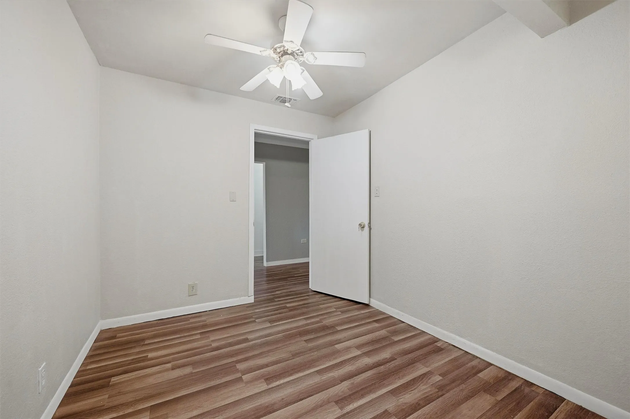 Single Family Residence For Sale in Grayson County , 2912 W Morton Street, Denison, Texas 75020, 3 Bedroom, 2 Bathroom, Garage spaces, 1,754 Sqft, built in 1952, mls#21281857, Real Estate Agent in Denison, Homes For Sale in Grayson county, Homes For Sale in Denison, Realtor in Denison Texas, Real Estate Brokerage Independent Realty Texas, Luminita Cordes Realtor