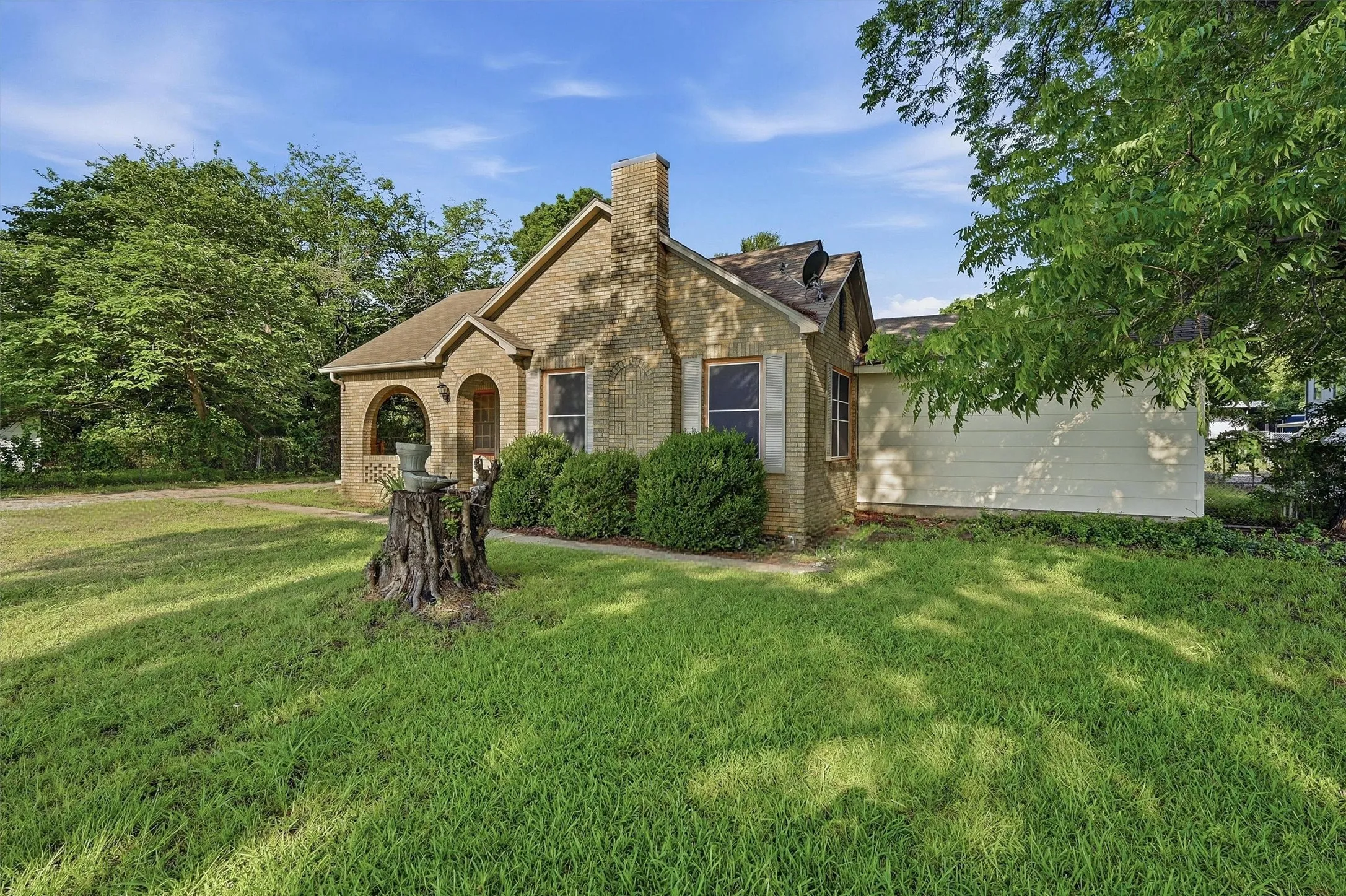 Single Family Residence For Sale in Grayson County , 2912 W Morton Street, Denison, Texas 75020, 3 Bedroom, 2 Bathroom, Garage spaces, 1,754 Sqft, built in 1952, mls#21281857, Real Estate Agent in Denison, Homes For Sale in Grayson county, Homes For Sale in Denison, Realtor in Denison Texas, Real Estate Brokerage Independent Realty Texas, Luminita Cordes Realtor
