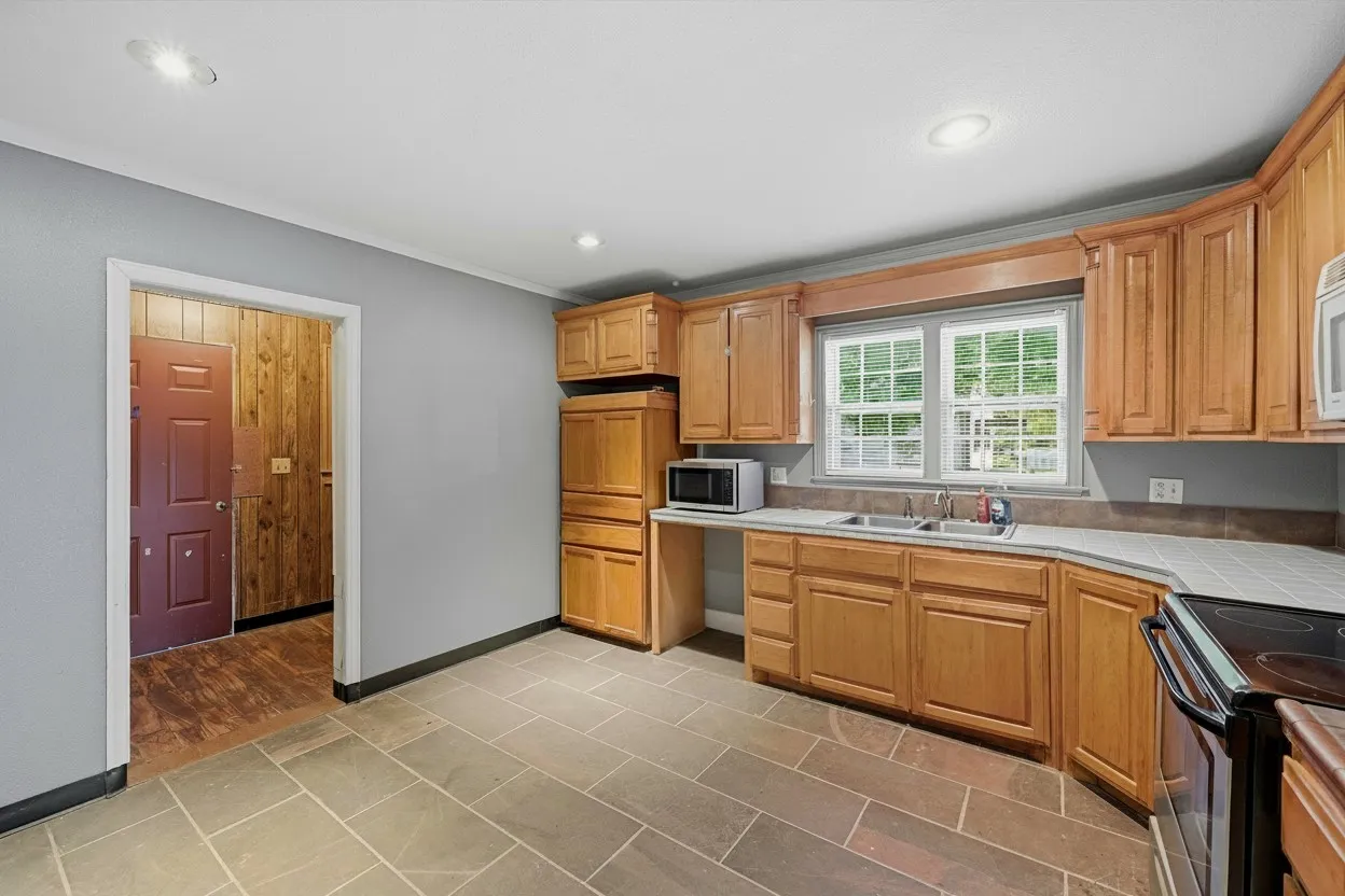 Single Family Residence For Sale in Grayson County , 2912 W Morton Street, Denison, Texas 75020, 3 Bedroom, 2 Bathroom, Garage spaces, 1,754 Sqft, built in 1952, mls#21281857, Real Estate Agent in Denison, Homes For Sale in Grayson county, Homes For Sale in Denison, Realtor in Denison Texas, Real Estate Brokerage Independent Realty Texas, Luminita Cordes Realtor