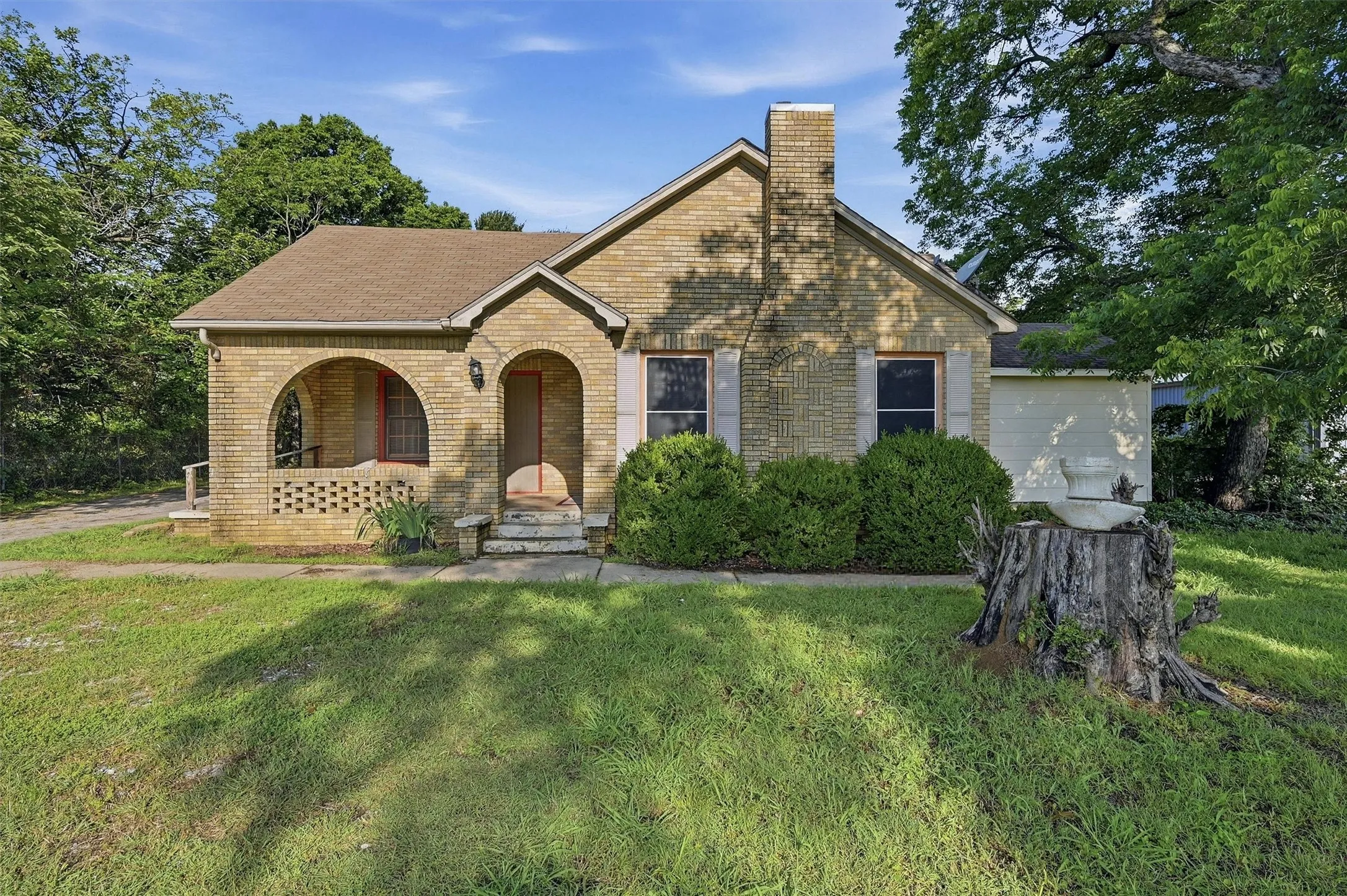Single Family Residence For Sale in Grayson County , 2912 W Morton Street, Denison, Texas 75020, 3 Bedroom, 2 Bathroom, Garage spaces, 1,754 Sqft, built in 1952, mls#21281857, Real Estate Agent in Denison, Homes For Sale in Grayson county, Homes For Sale in Denison, Realtor in Denison Texas, Real Estate Brokerage Independent Realty Texas, Luminita Cordes Realtor