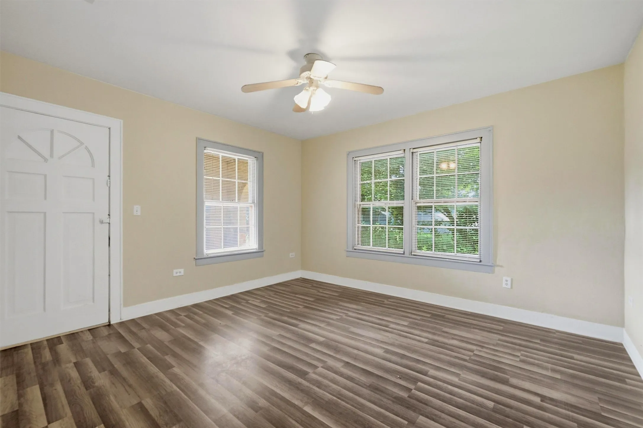 Single Family Residence For Sale in Grayson County , 2912 W Morton Street, Denison, Texas 75020, 3 Bedroom, 2 Bathroom, Garage spaces, 1,754 Sqft, built in 1952, mls#21281857, Real Estate Agent in Denison, Homes For Sale in Grayson county, Homes For Sale in Denison, Realtor in Denison Texas, Real Estate Brokerage Independent Realty Texas, Luminita Cordes Realtor