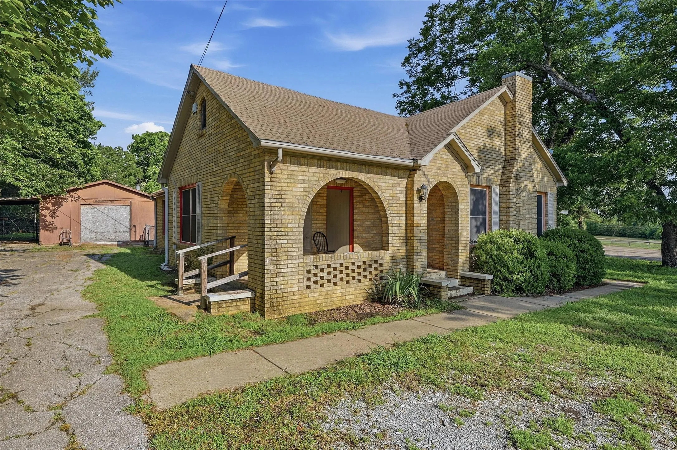 Single Family Residence For Sale in Grayson County , 2912 W Morton Street, Denison, Texas 75020, 3 Bedroom, 2 Bathroom, Garage spaces, 1,754 Sqft, built in 1952, mls#21281857, Real Estate Agent in Denison, Homes For Sale in Grayson county, Homes For Sale in Denison, Realtor in Denison Texas, Real Estate Brokerage Independent Realty Texas, Luminita Cordes Realtor
