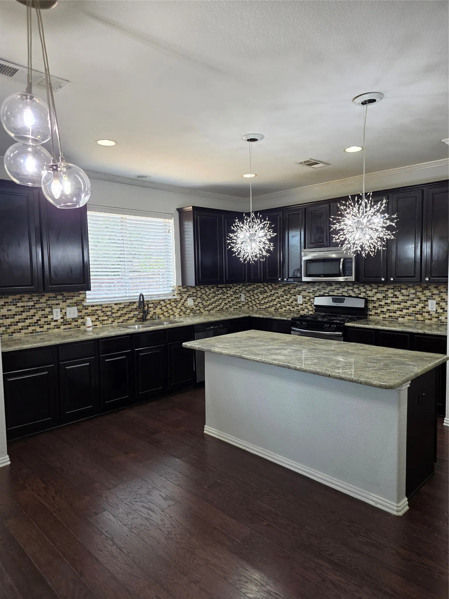 Single Family Residence For Rent in Denton County , 1320 Wheatear Drive, Little Elm, Texas 75068, 4 Bedroom, 3 Bathroom, 2 Garage spaces, 2,844 Sqft, built in 2011, mls#21286294, Real Estate Agent in Little Elm, Homes For Rent in Denton county, Homes For Rent in Little Elm, Realtor in Little Elm Texas, Real Estate Brokerage Independent Realty Texas, Luminita Cordes Realtor