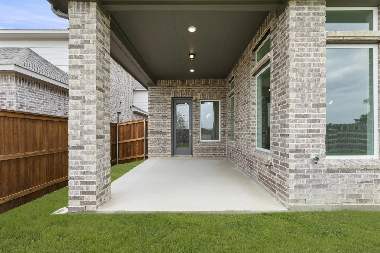25. 6805 Cater - Patio