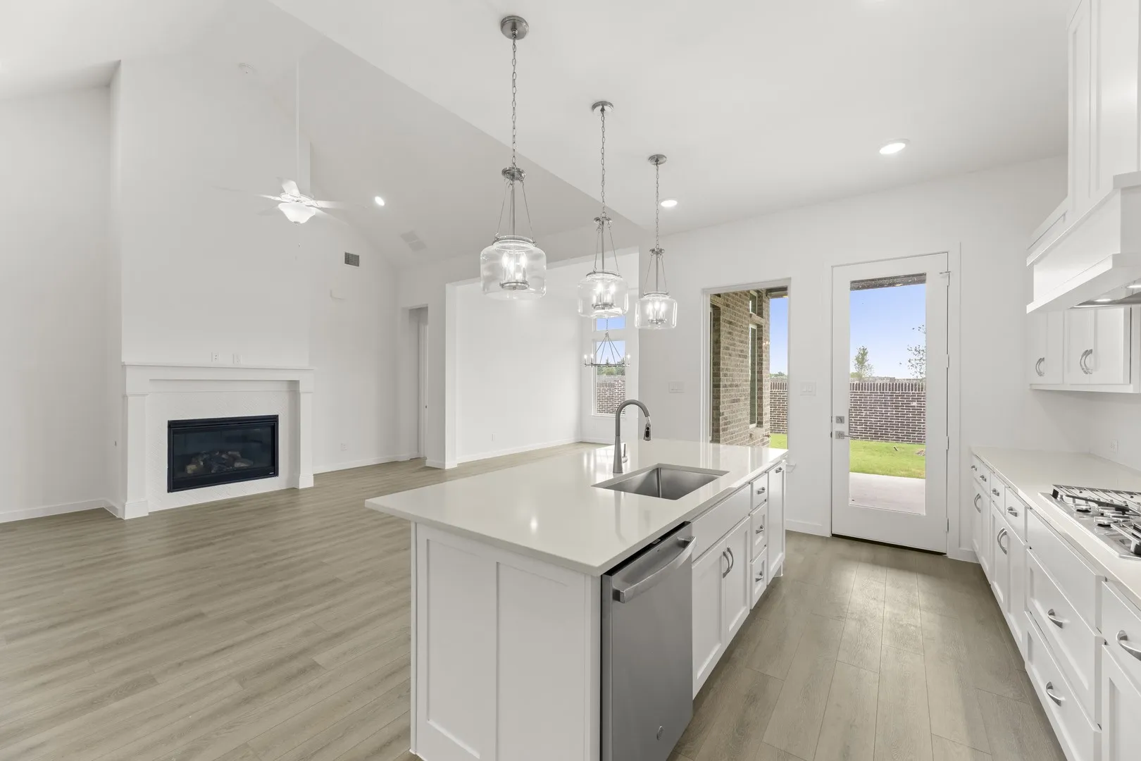 10. 6805 Cater - Kitchen (3)