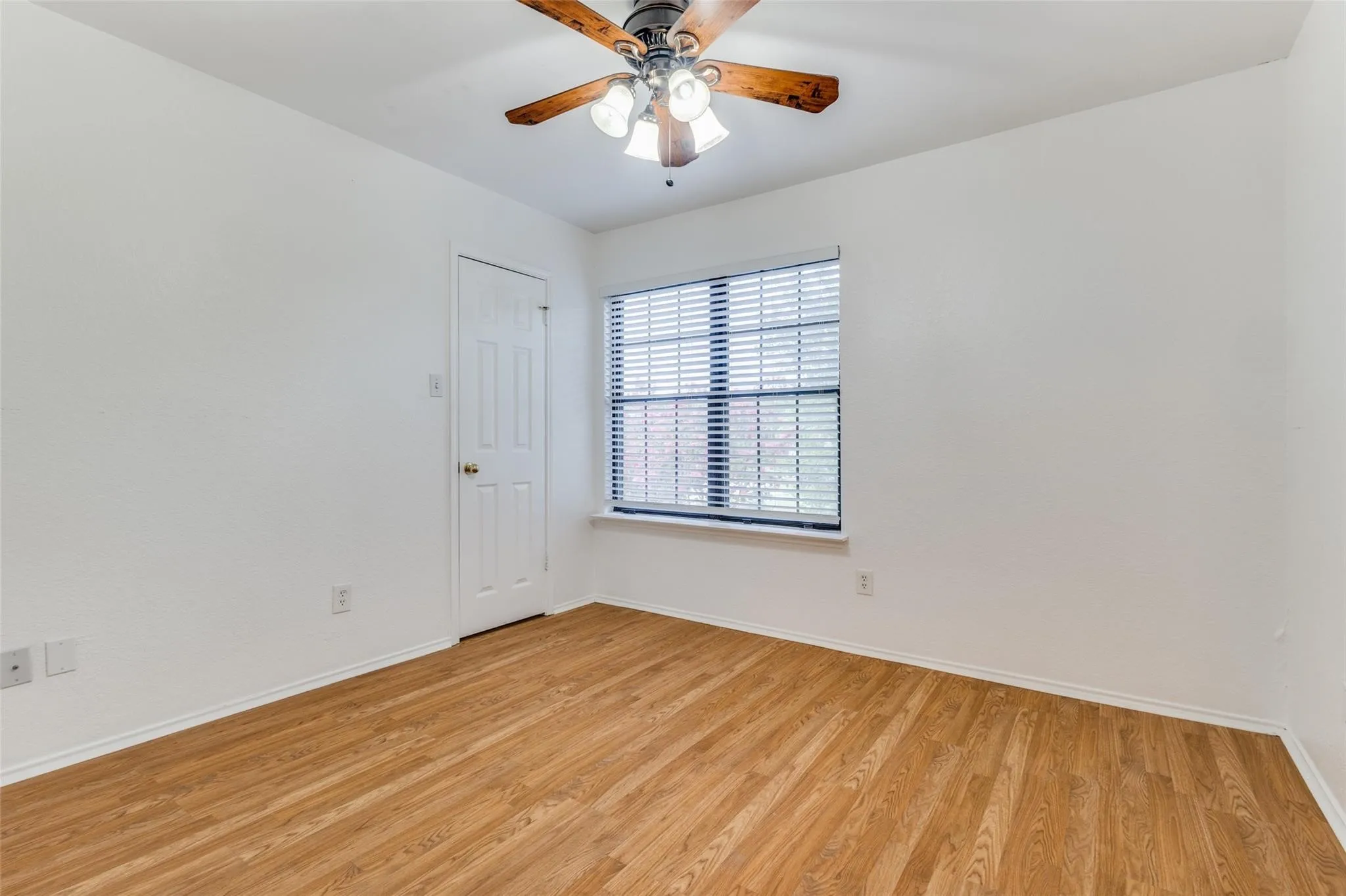 Single Family Residence For Sale in Denton County , 2104 Bershire Drive, Flower Mound, Texas 75028, 3 Bedroom, 3 Bathroom, 2 Garage spaces, 2,224 Sqft, built in 1986, mls#21286293, Real Estate Agent in Flower Mound, Homes For Sale in Denton county, Homes For Sale in Flower Mound, Realtor in Flower Mound Texas, Real Estate Brokerage Independent Realty Texas, Luminita Cordes Realtor