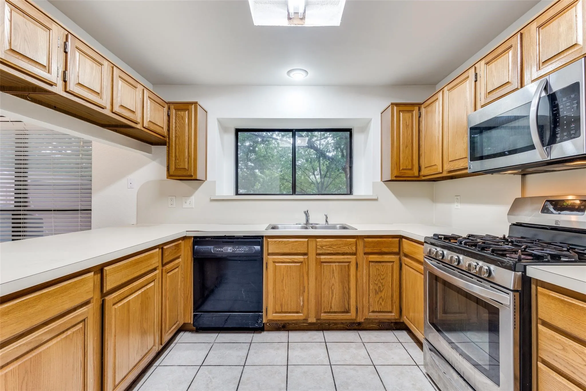 Single Family Residence For Sale in Denton County , 2104 Bershire Drive, Flower Mound, Texas 75028, 3 Bedroom, 3 Bathroom, 2 Garage spaces, 2,224 Sqft, built in 1986, mls#21286293, Real Estate Agent in Flower Mound, Homes For Sale in Denton county, Homes For Sale in Flower Mound, Realtor in Flower Mound Texas, Real Estate Brokerage Independent Realty Texas, Luminita Cordes Realtor