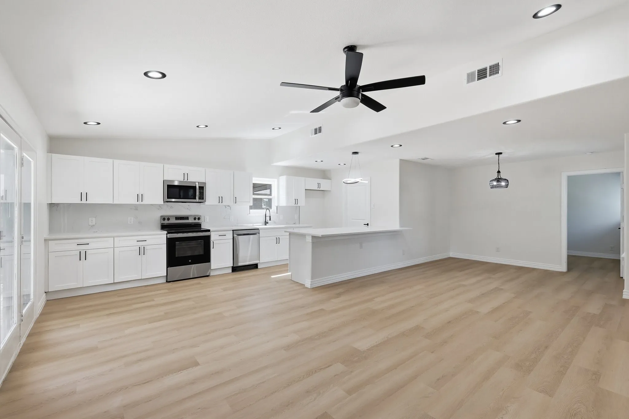 Single Family Residence For Sale in Dallas County , 2506 Timberlake Drive, Irving, Texas 75062, 4 Bedroom, 2 Bathroom, 1 Garage spaces, 1,559 Sqft, built in 1965, mls#21286308, Real Estate Agent in Irving, Homes For Sale in Dallas county, Homes For Sale in Irving, Realtor in Irving Texas, Real Estate Brokerage Independent Realty Texas, Luminita Cordes Realtor