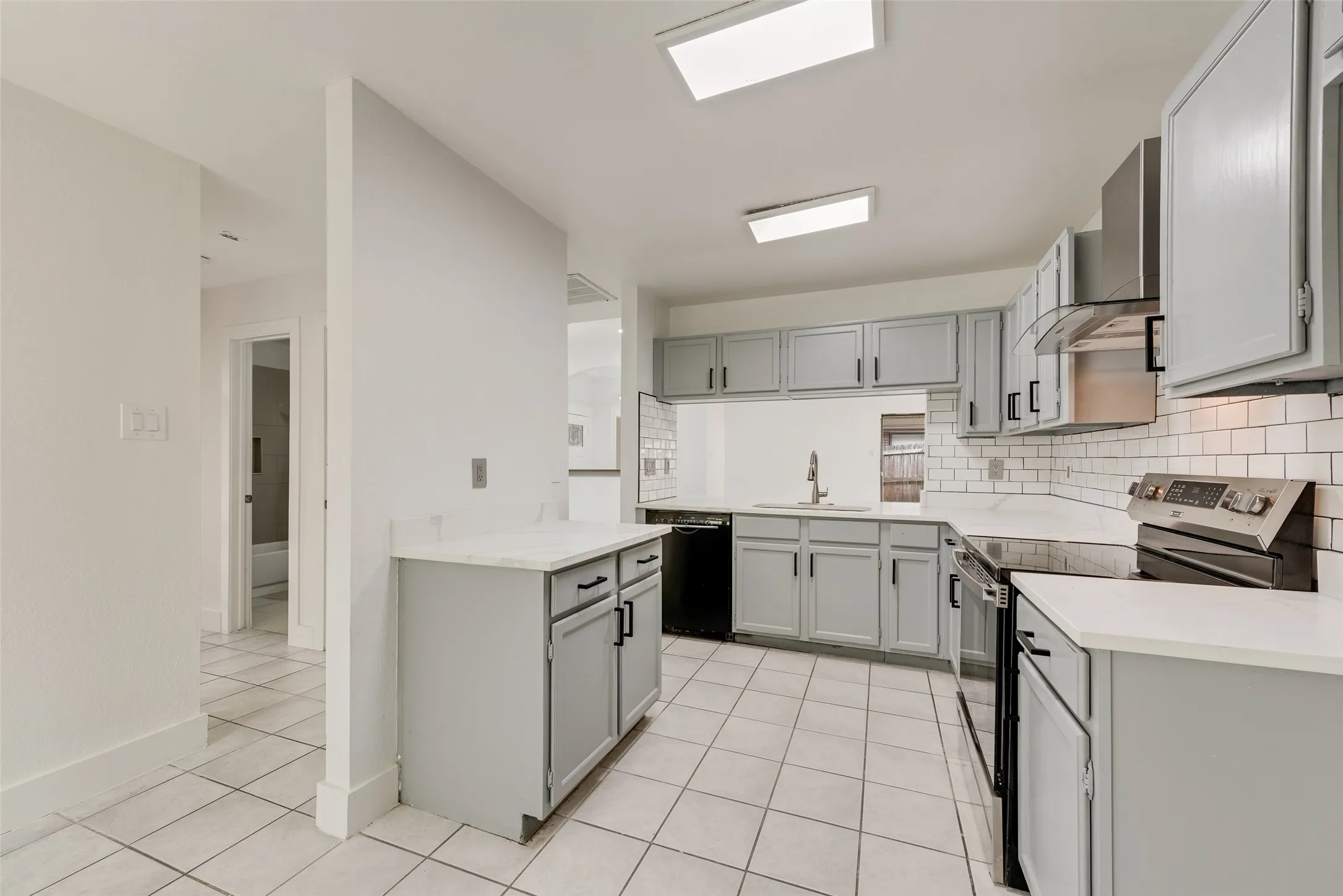 Single Family Residence For Sale in Dallas County , 4206 Ocean Reef, Mesquite, Texas 75150, 3 Bedrooms, 2 Bathrooms, 2 Garage spaces, 1,497 Sqft, built in 1983, Price $265,000, mls#21286198, Real Estate Agent in Mesquite, Homes For Sale in Dallas county, Homes For Sale in Mesquite, Realtor in Mesquite Texas, Real Estate Brokerage Independent Realty Texas, Luminita Cordes Realtor