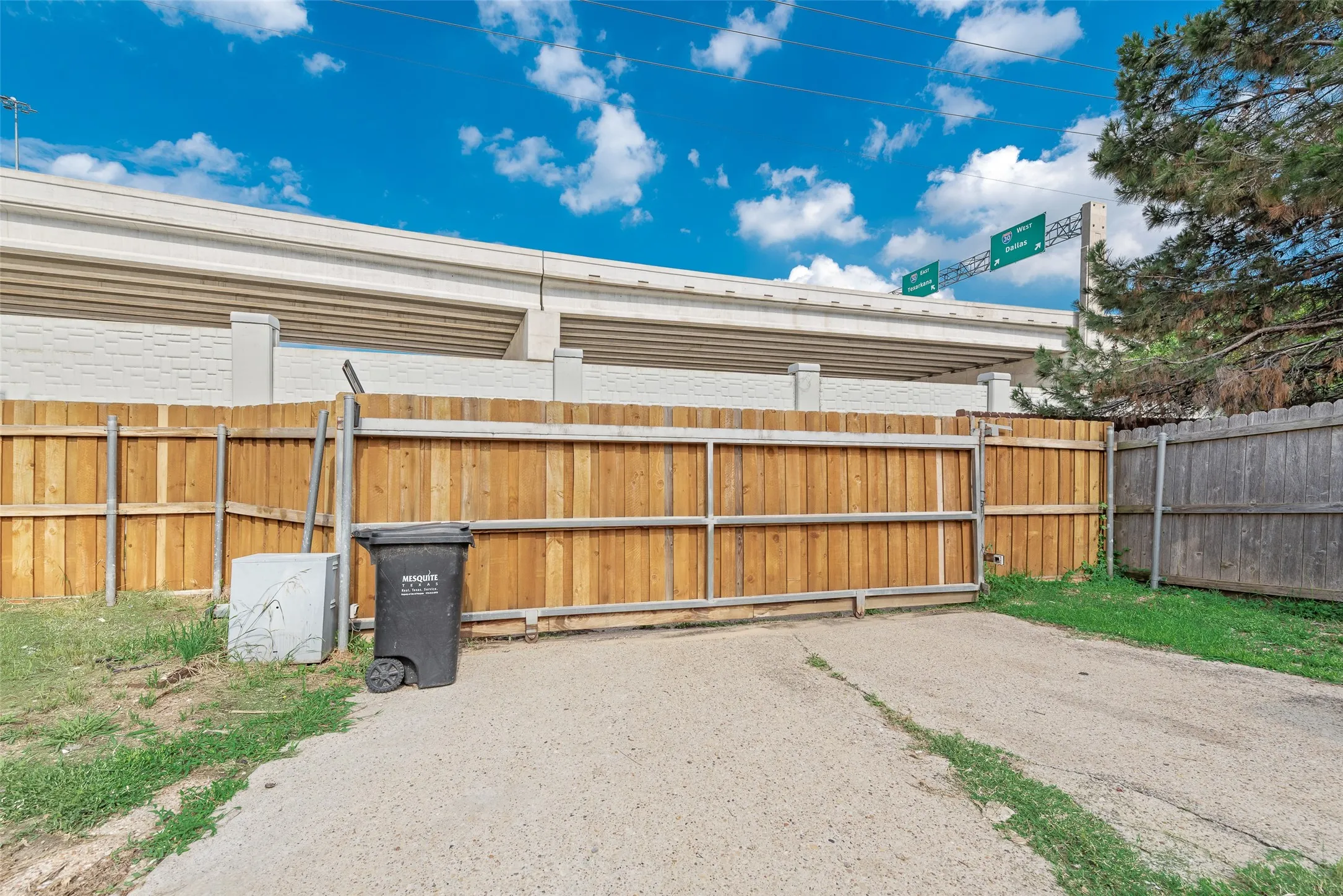 Single Family Residence For Sale in Dallas County , 4206 Ocean Reef, Mesquite, Texas 75150, 3 Bedrooms, 2 Bathrooms, 2 Garage spaces, 1,497 Sqft, built in 1983, Price $265,000, mls#21286198, Real Estate Agent in Mesquite, Homes For Sale in Dallas county, Homes For Sale in Mesquite, Realtor in Mesquite Texas, Real Estate Brokerage Independent Realty Texas, Luminita Cordes Realtor