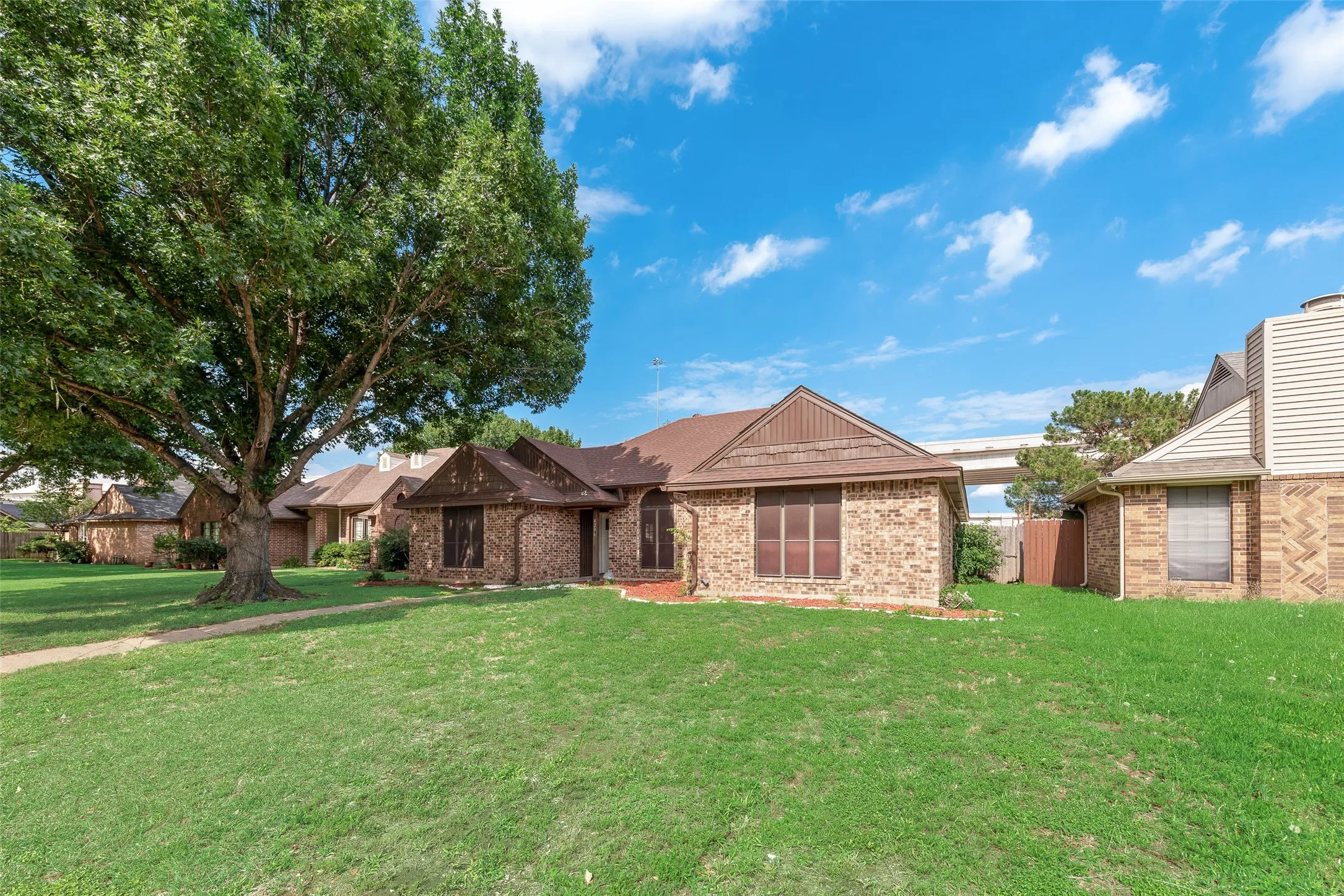 Single Family Residence For Sale in Dallas County , 4206 Ocean Reef, Mesquite, Texas 75150, 3 Bedrooms, 2 Bathrooms, 2 Garage spaces, 1,497 Sqft, built in 1983, Price $265,000, mls#21286198, Real Estate Agent in Mesquite, Homes For Sale in Dallas county, Homes For Sale in Mesquite, Realtor in Mesquite Texas, Real Estate Brokerage Independent Realty Texas, Luminita Cordes Realtor