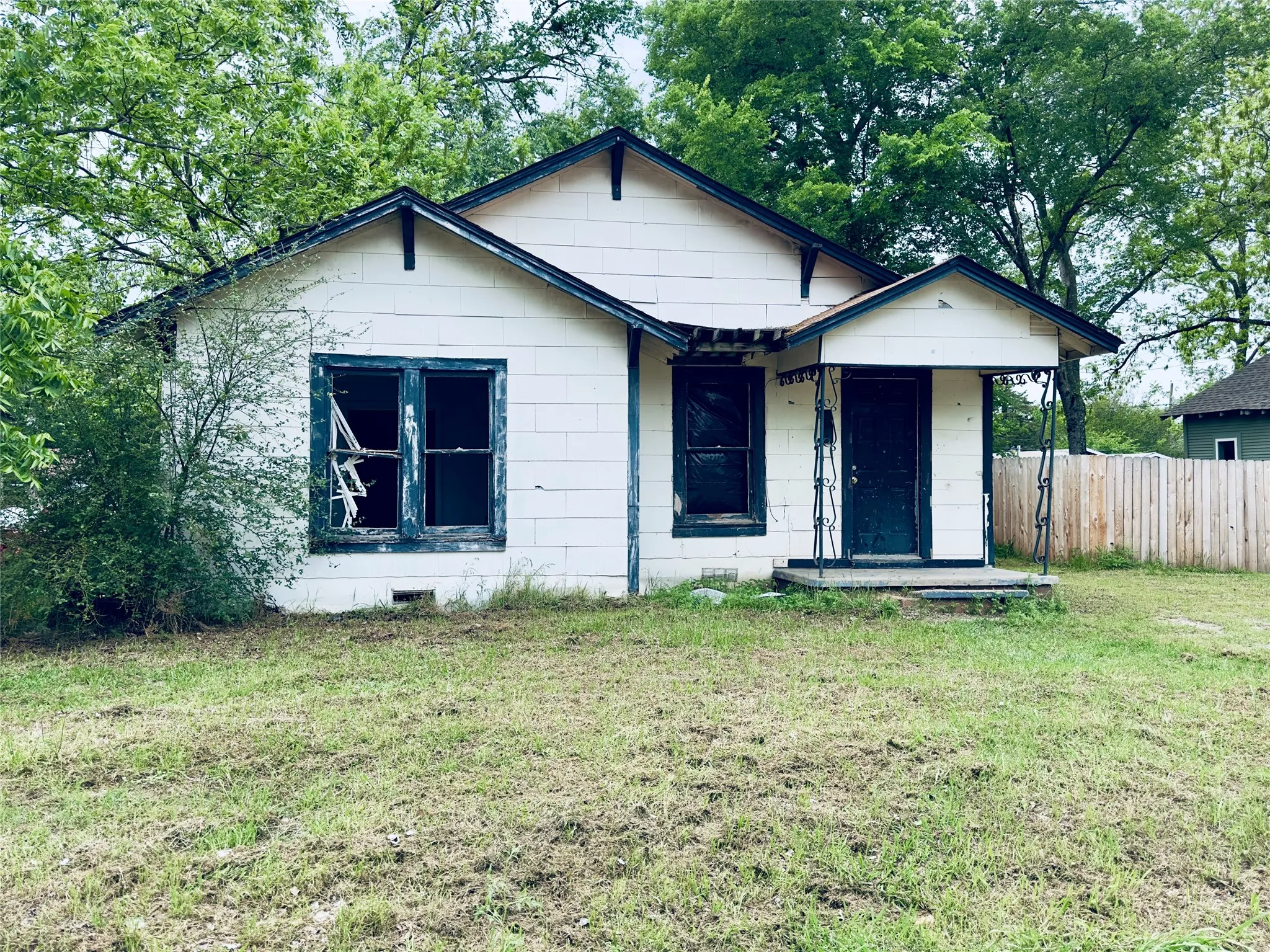 Single Family Residence For Sale in Hopkins County , 117 Foscue Street, Sulphur Springs, Texas 75482, 4 Bedroom, 2 Bathroom, Garage spaces, 1,466 Sqft, built in 1930, mls#21286323, Real Estate Agent in Sulphur Springs, Homes For Sale in Hopkins county, Homes For Sale in Sulphur Springs, Realtor in Sulphur Springs Texas, Real Estate Brokerage Independent Realty Texas, Luminita Cordes Realtor