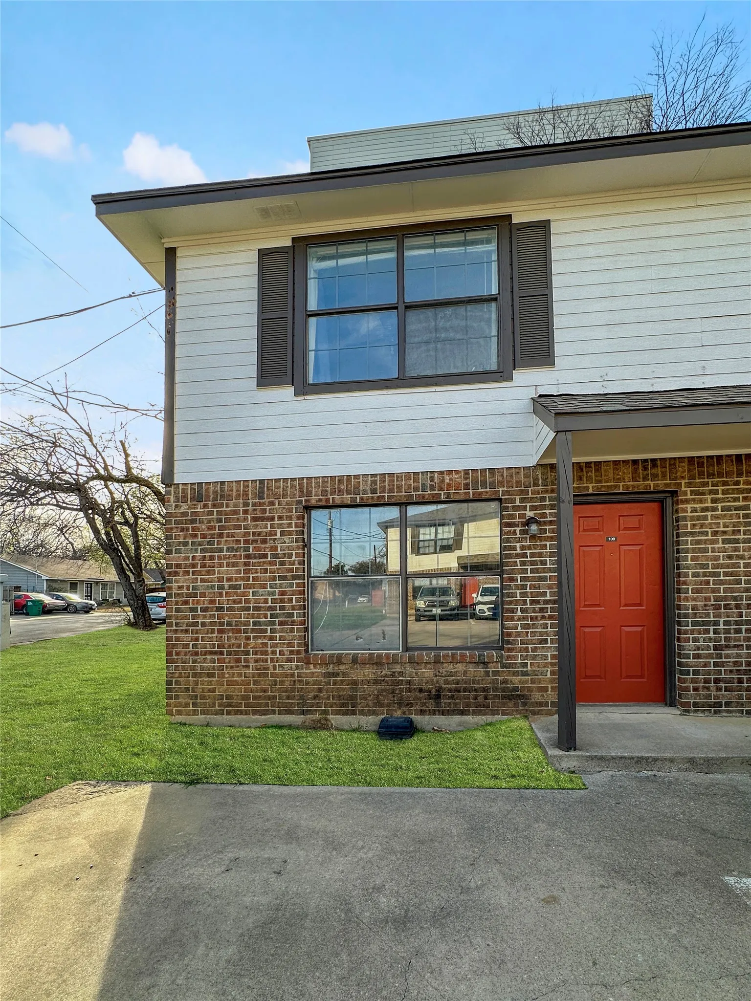 Condominium For Sale in Denton County , 922 Fannin Street 109, Denton, Texas 76201, 2 Bedroom, 2 Bathroom, Garage spaces, 1,000 Sqft, built in 1983, mls#21283942, Real Estate Agent in Denton, Homes For Sale in Denton county, Homes For Sale in Denton, Realtor in Denton Texas, Real Estate Brokerage Independent Realty Texas, Luminita Cordes Realtor