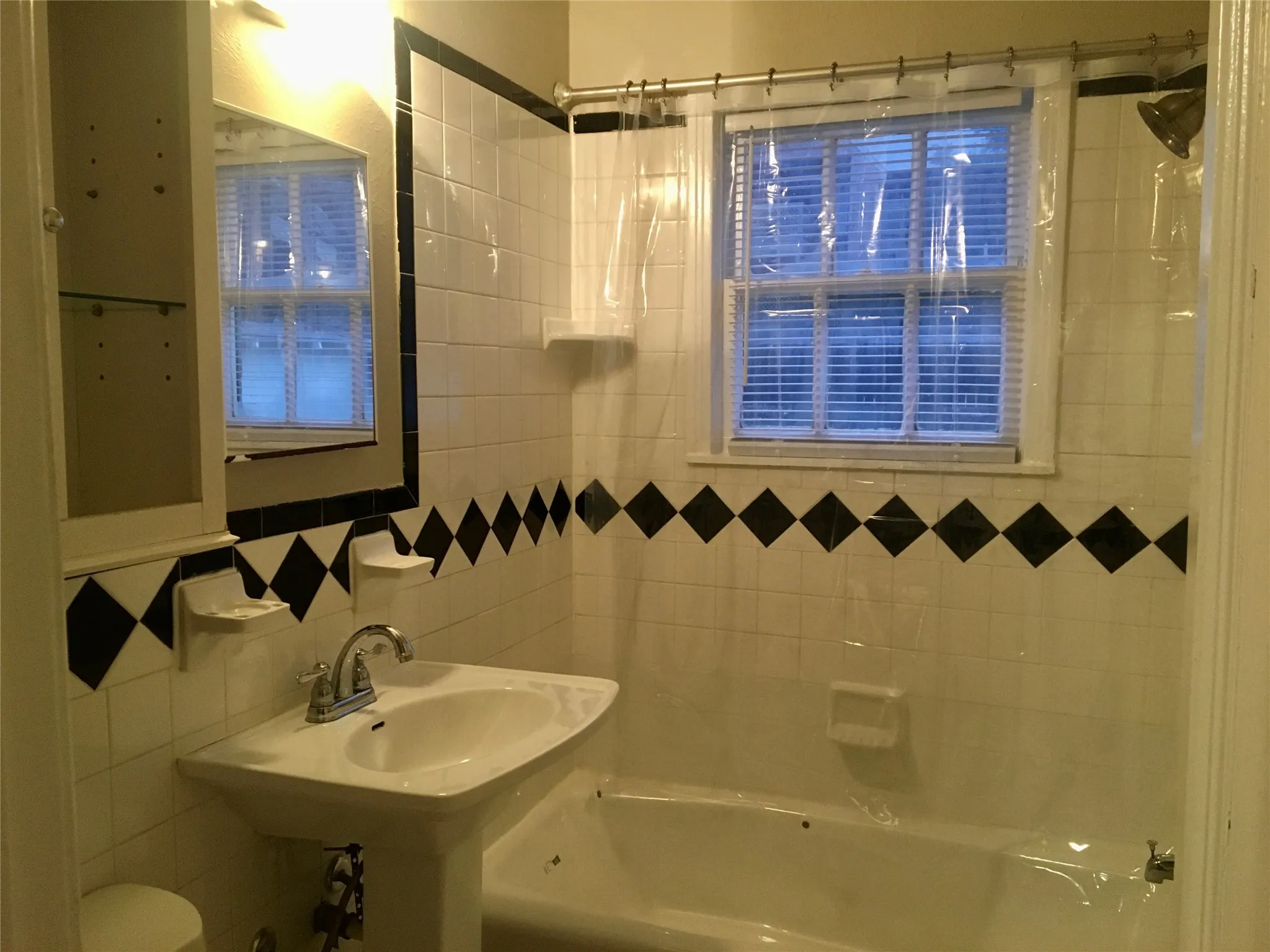Duplex For Rent in Dallas County , 5104 N Hall Street, Dallas, Texas 75235, 2 Bedroom, 1 Bathroom, 1 Garage spaces, 1,010 Sqft, built in 1939, mls#21285971, Real Estate Agent in Dallas, Homes For Rent in Dallas county, Homes For Rent in Dallas, Realtor in Dallas Texas, Real Estate Brokerage Independent Realty Texas, Luminita Cordes Realtor