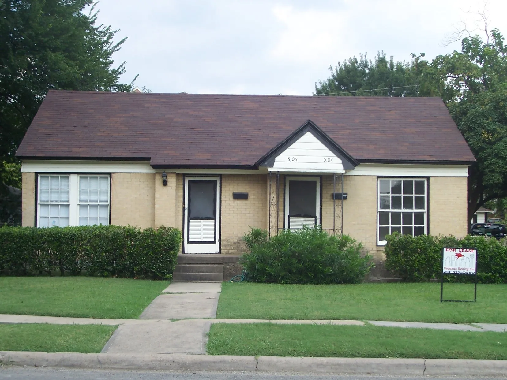 Duplex For Rent in Dallas County , 5104 N Hall Street, Dallas, Texas 75235, 2 Bedroom, 1 Bathroom, 1 Garage spaces, 1,010 Sqft, built in 1939, mls#21285971, Real Estate Agent in Dallas, Homes For Rent in Dallas county, Homes For Rent in Dallas, Realtor in Dallas Texas, Real Estate Brokerage Independent Realty Texas, Luminita Cordes Realtor