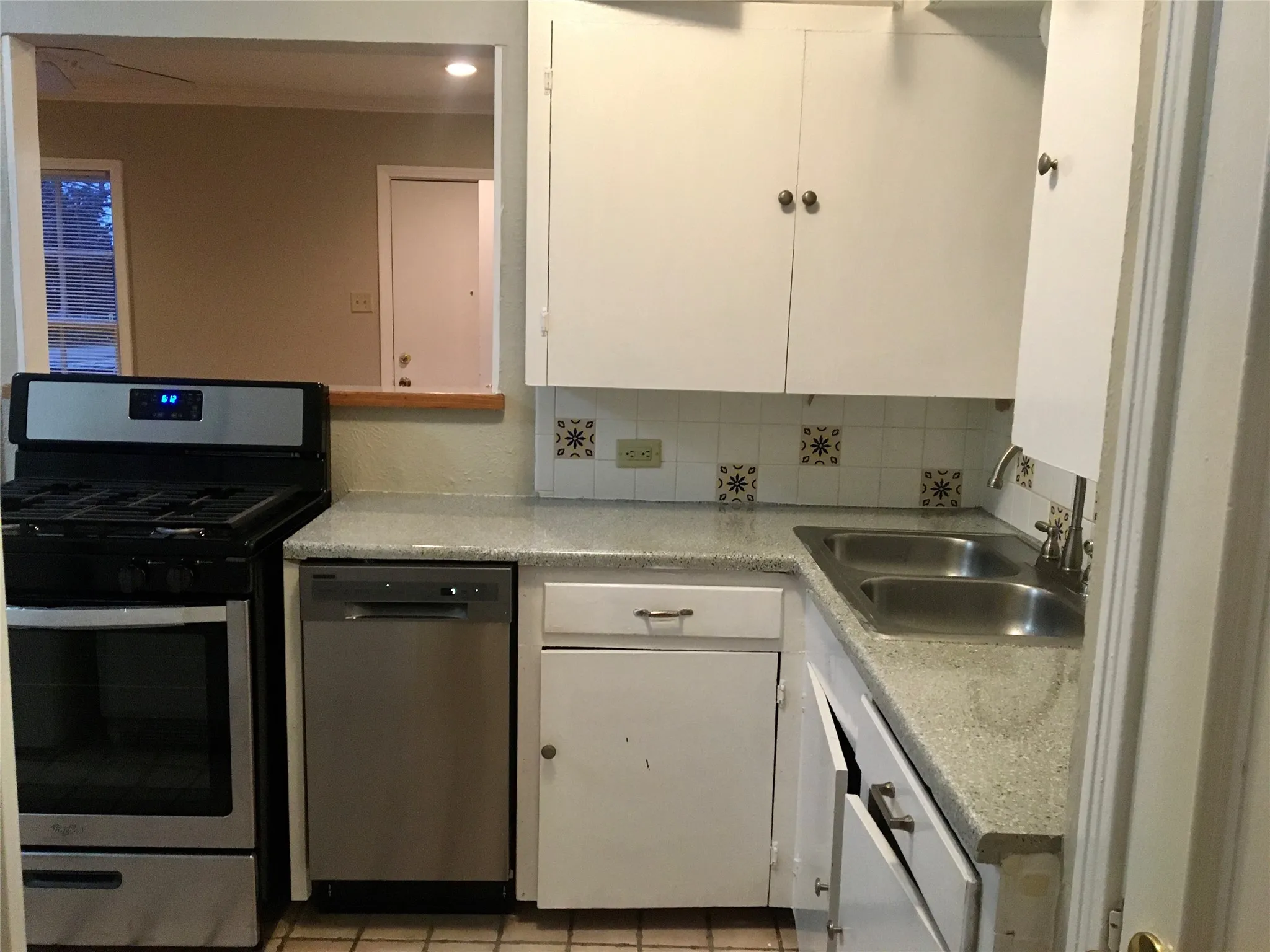 Duplex For Rent in Dallas County , 5104 N Hall Street, Dallas, Texas 75235, 2 Bedroom, 1 Bathroom, 1 Garage spaces, 1,010 Sqft, built in 1939, mls#21285971, Real Estate Agent in Dallas, Homes For Rent in Dallas county, Homes For Rent in Dallas, Realtor in Dallas Texas, Real Estate Brokerage Independent Realty Texas, Luminita Cordes Realtor