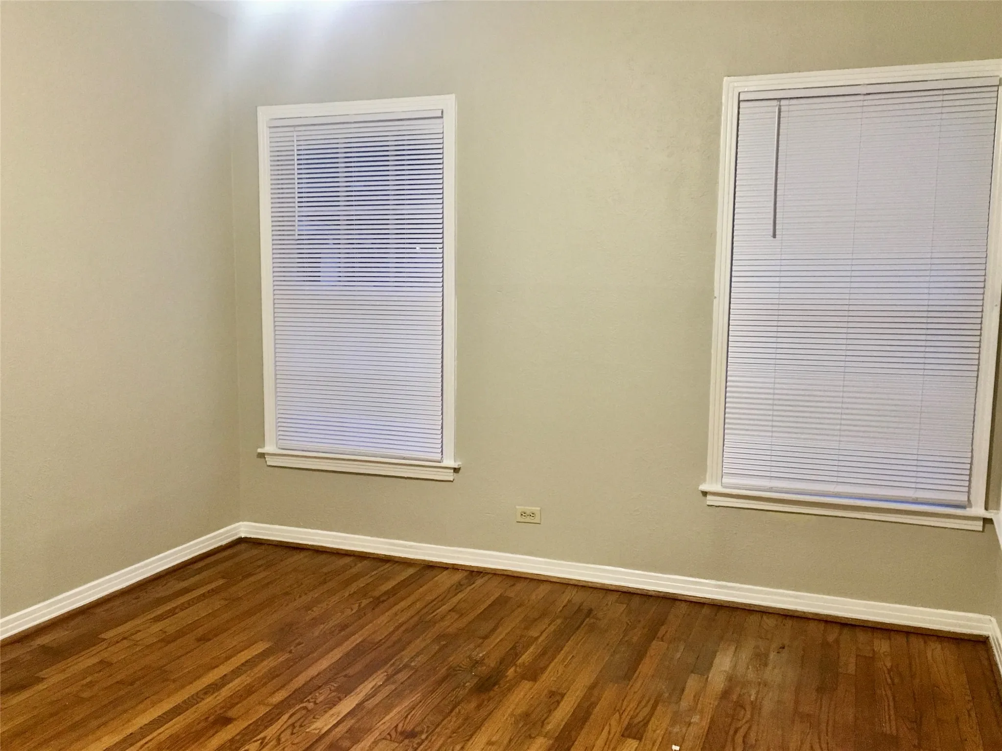 Duplex For Rent in Dallas County , 5104 N Hall Street, Dallas, Texas 75235, 2 Bedroom, 1 Bathroom, 1 Garage spaces, 1,010 Sqft, built in 1939, mls#21285971, Real Estate Agent in Dallas, Homes For Rent in Dallas county, Homes For Rent in Dallas, Realtor in Dallas Texas, Real Estate Brokerage Independent Realty Texas, Luminita Cordes Realtor