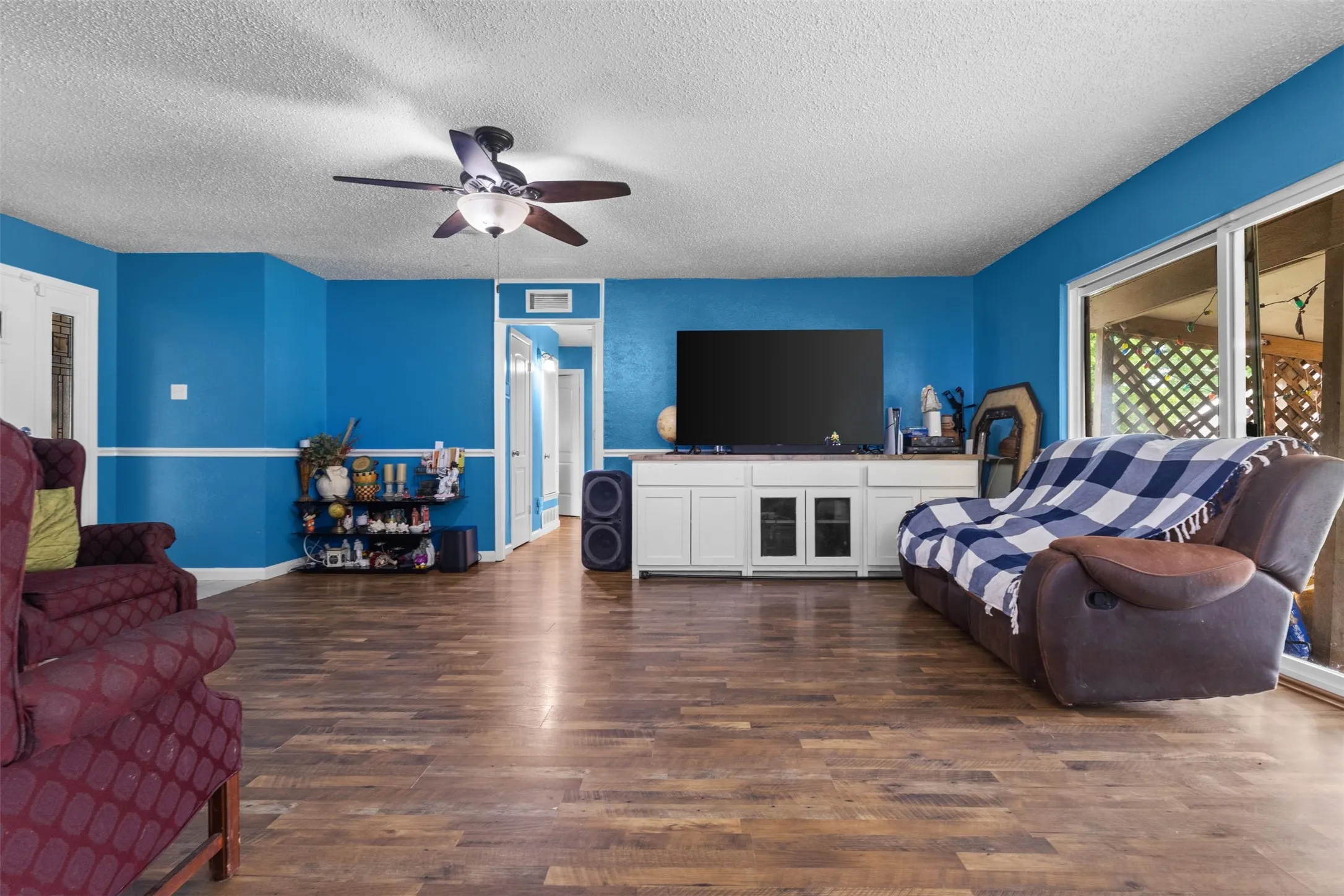 Single Family Residence For Sale in Dallas County , 13212 Kings Mountain Drive, Balch Springs, Texas 75180, 3 Bedroom, 2 Bathroom, Garage spaces, 1,476 Sqft, built in 1971, mls#21286332, Real Estate Agent in Balch Springs, Homes For Sale in Dallas county, Homes For Sale in Balch Springs, Realtor in Balch Springs Texas, Real Estate Brokerage Independent Realty Texas, Luminita Cordes Realtor