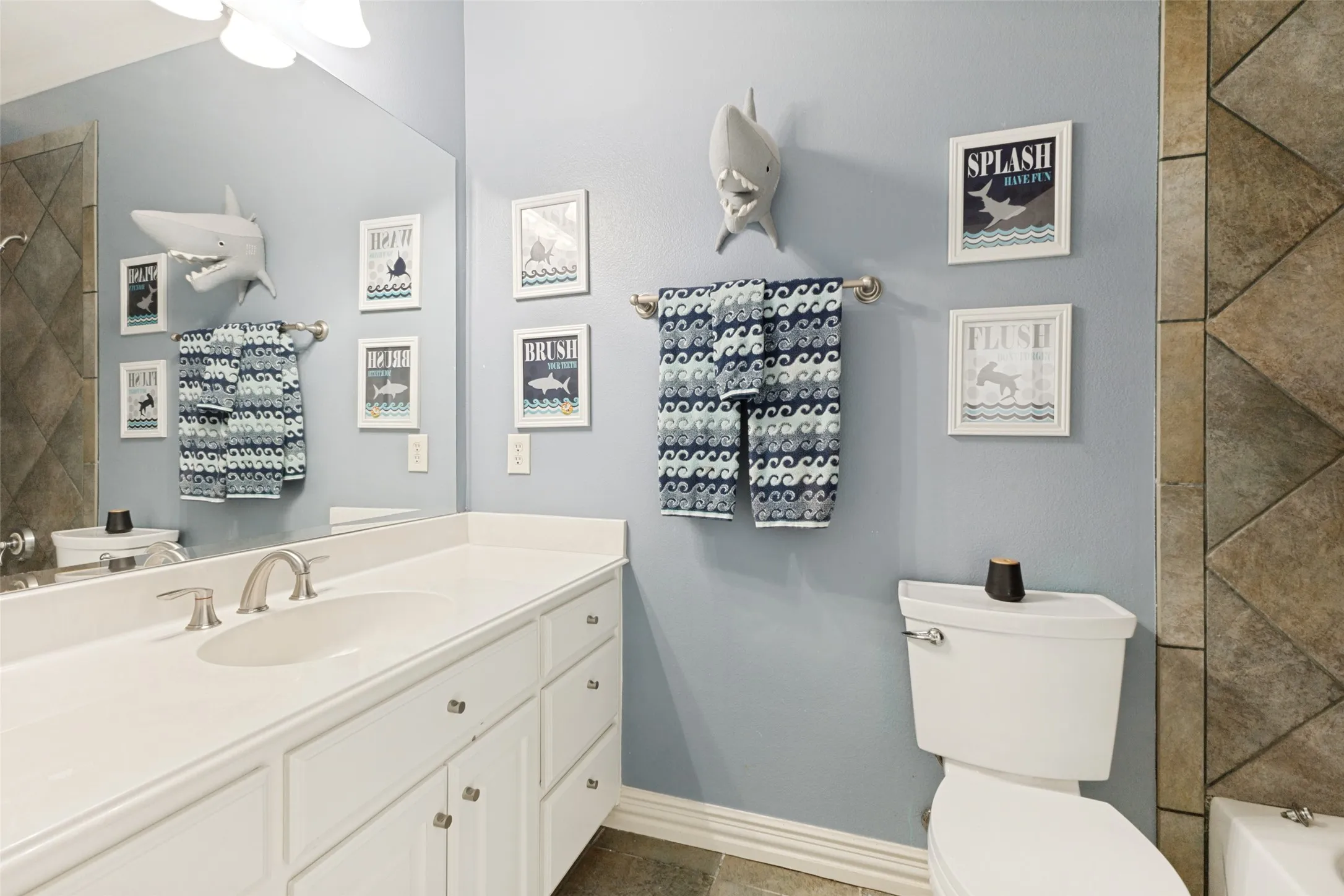 Ensuite bath to this upstairs bedroom.