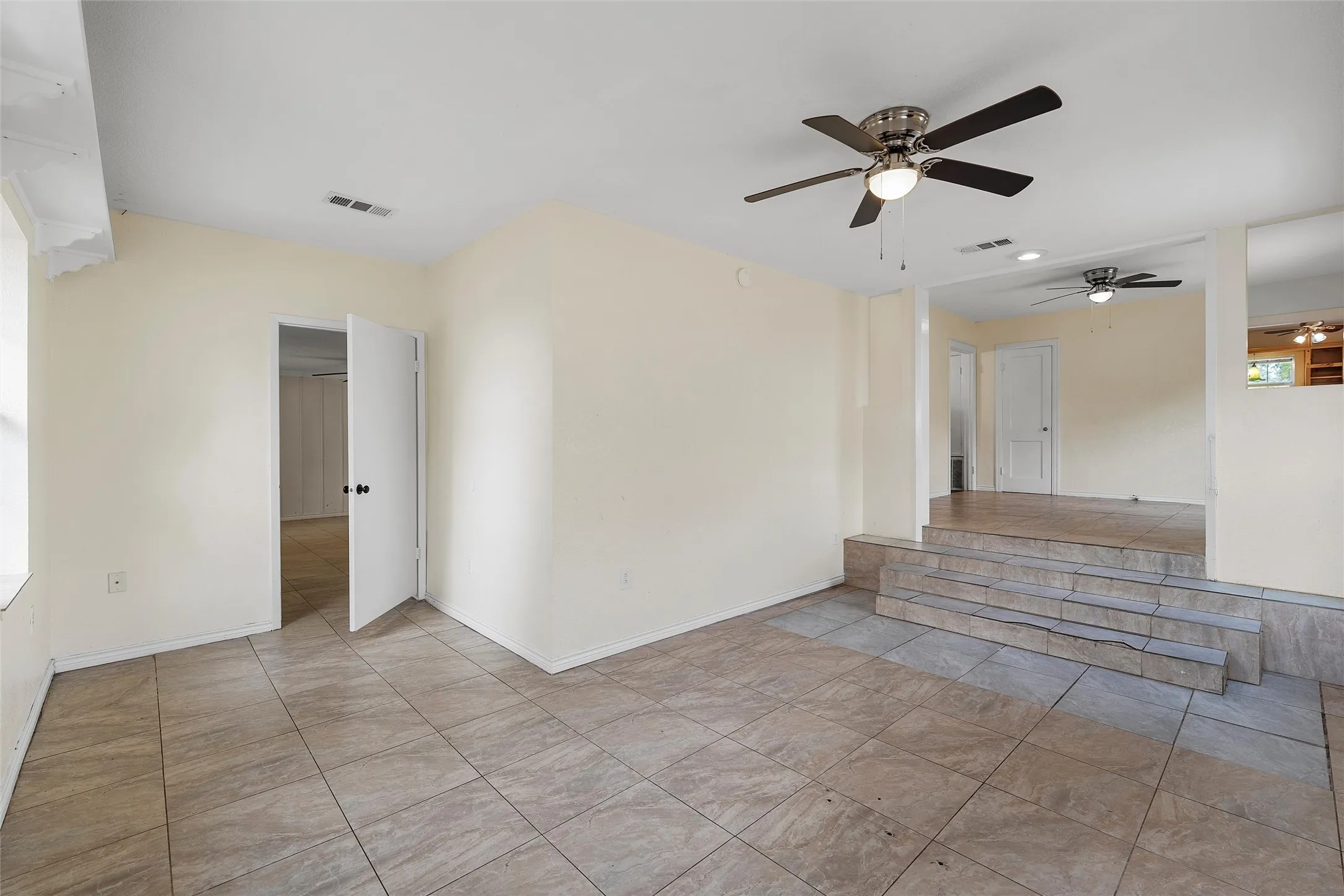 Single Family Residence For Sale in Mc Lennan County , 1306 W 11th Street, Mc Gregor, Texas 76657, 2 Bedroom, 2 Bathroom, 1 Garage spaces, 1,568 Sqft, built in 1956, mls#21286395, Real Estate Agent in Mc Gregor, Homes For Sale in Mc Lennan county, Homes For Sale in Mc Gregor, Realtor in Mc Gregor Texas, Real Estate Brokerage Independent Realty Texas, Luminita Cordes Realtor